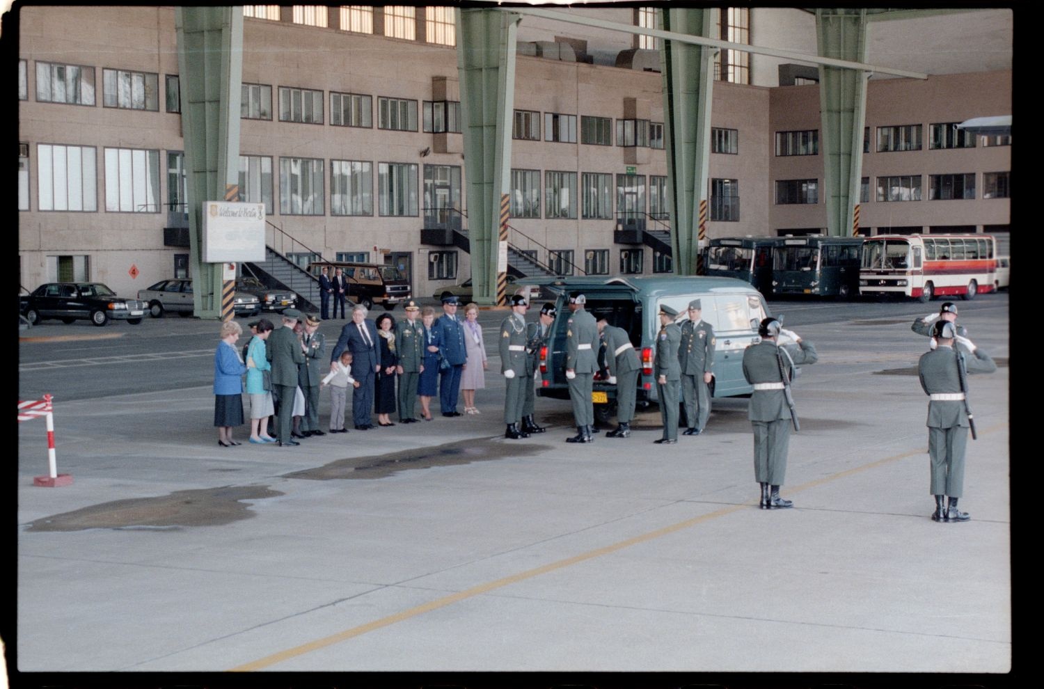 Fotografie: Offizieller Akt zur Überführung der sterblichen Überreste von Staff Sergeant James E. Goins auf dem Flughafen Berlin-Tempelhof