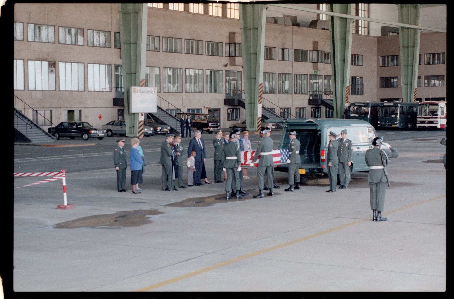 Fotografie: Offizieller Akt zur Überführung der sterblichen Überreste von Staff Sergeant James E. Goins auf dem Flughafen Berlin-Tempelhof