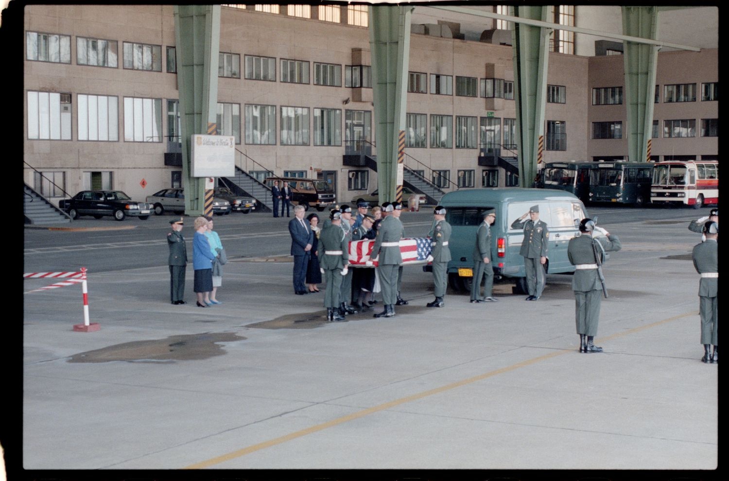 Fotografie: Offizieller Akt zur Überführung der sterblichen Überreste von Staff Sergeant James E. Goins auf dem Flughafen Berlin-Tempelhof