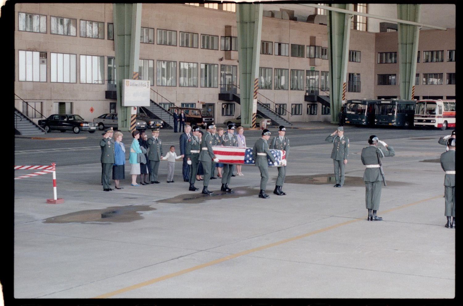 Fotografie: Offizieller Akt zur Überführung der sterblichen Überreste von Staff Sergeant James E. Goins auf dem Flughafen Berlin-Tempelhof