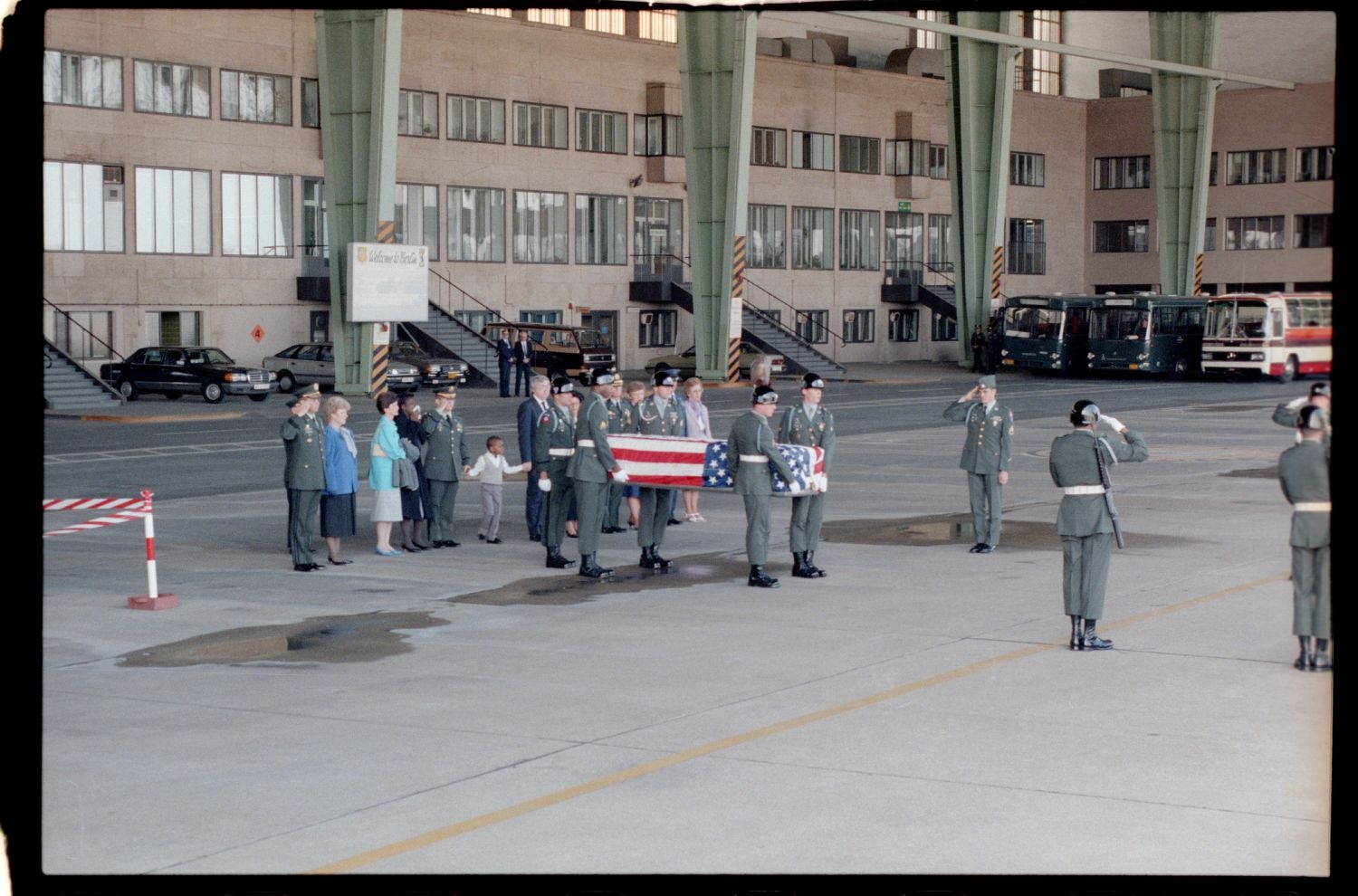 Fotografie: Offizieller Akt zur Überführung der sterblichen Überreste von Staff Sergeant James E. Goins auf dem Flughafen Berlin-Tempelhof