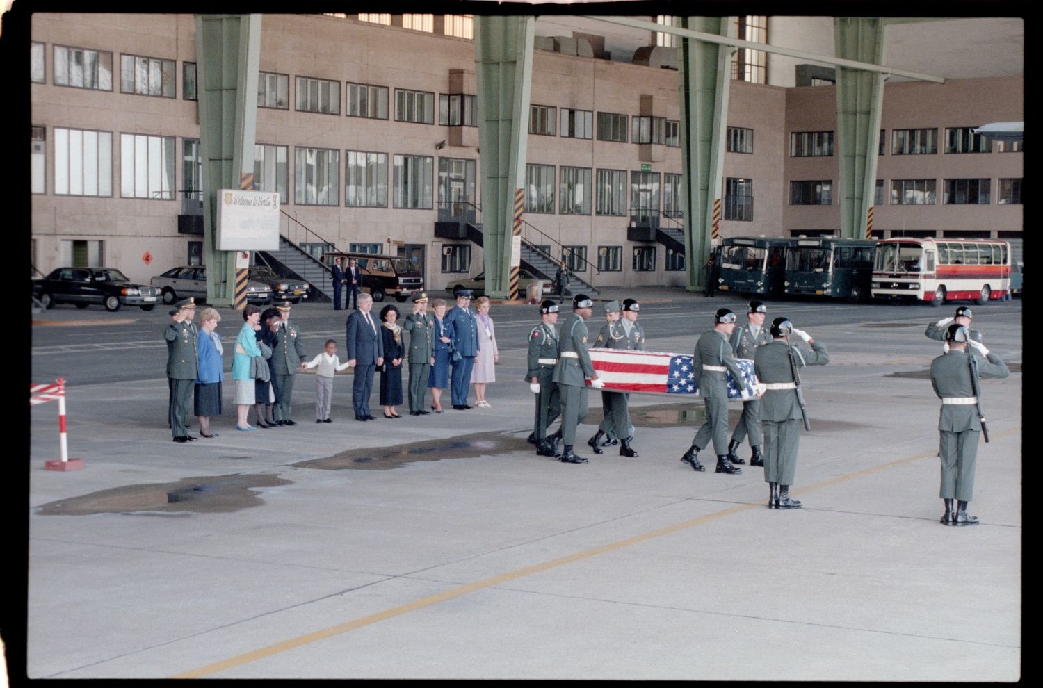 Fotografie: Offizieller Akt zur Überführung der sterblichen Überreste von Staff Sergeant James E. Goins auf dem Flughafen Berlin-Tempelhof