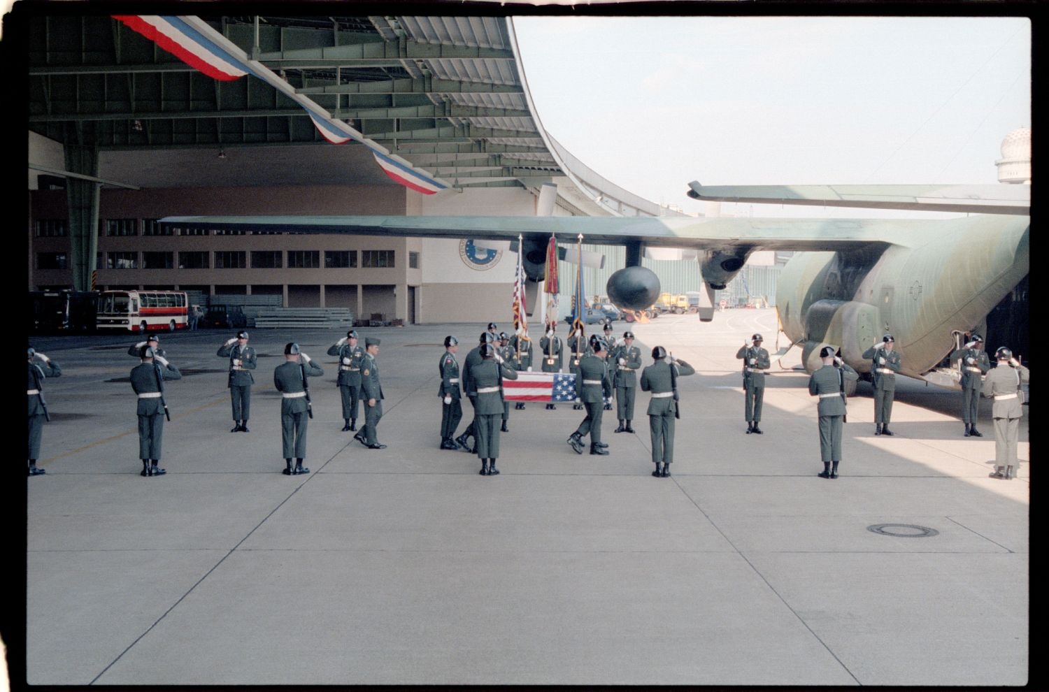 Fotografie: Offizieller Akt zur Überführung der sterblichen Überreste von Staff Sergeant James E. Goins auf dem Flughafen Berlin-Tempelhof