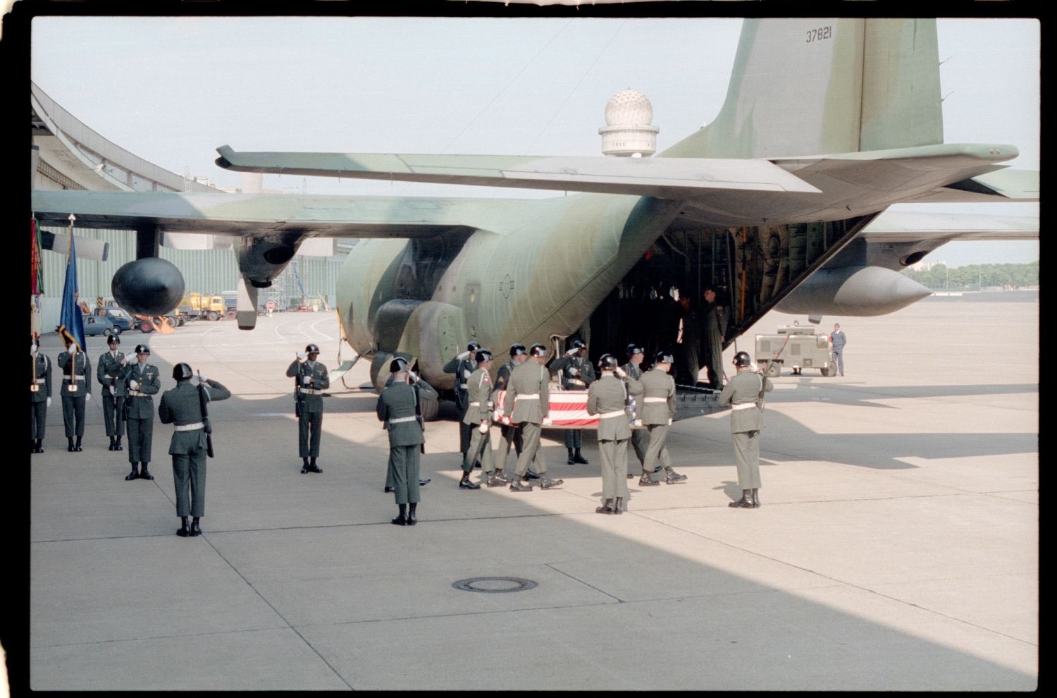 Fotografie: Offizieller Akt zur Überführung der sterblichen Überreste von Staff Sergeant James E. Goins auf dem Flughafen Berlin-Tempelhof