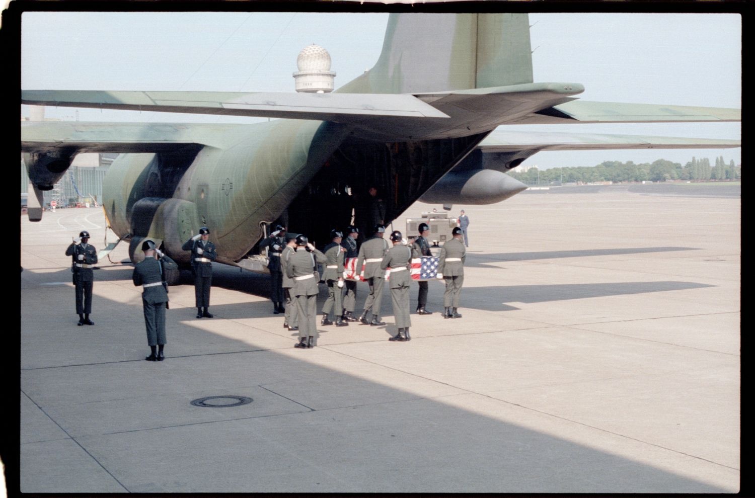 Fotografie: Offizieller Akt zur Überführung der sterblichen Überreste von Staff Sergeant James E. Goins auf dem Flughafen Berlin-Tempelhof