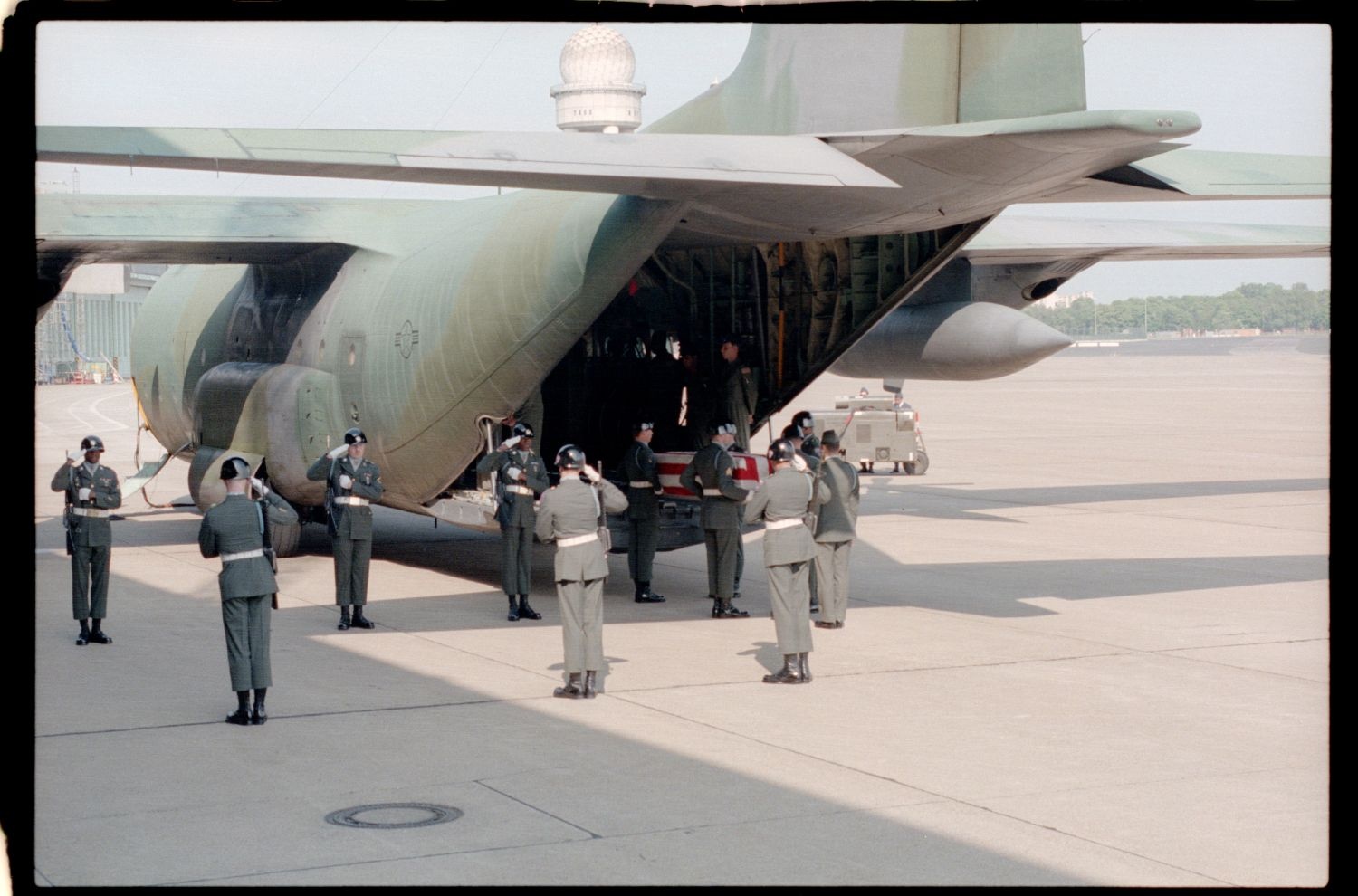 Fotografie: Offizieller Akt zur Überführung der sterblichen Überreste von Staff Sergeant James E. Goins auf dem Flughafen Berlin-Tempelhof