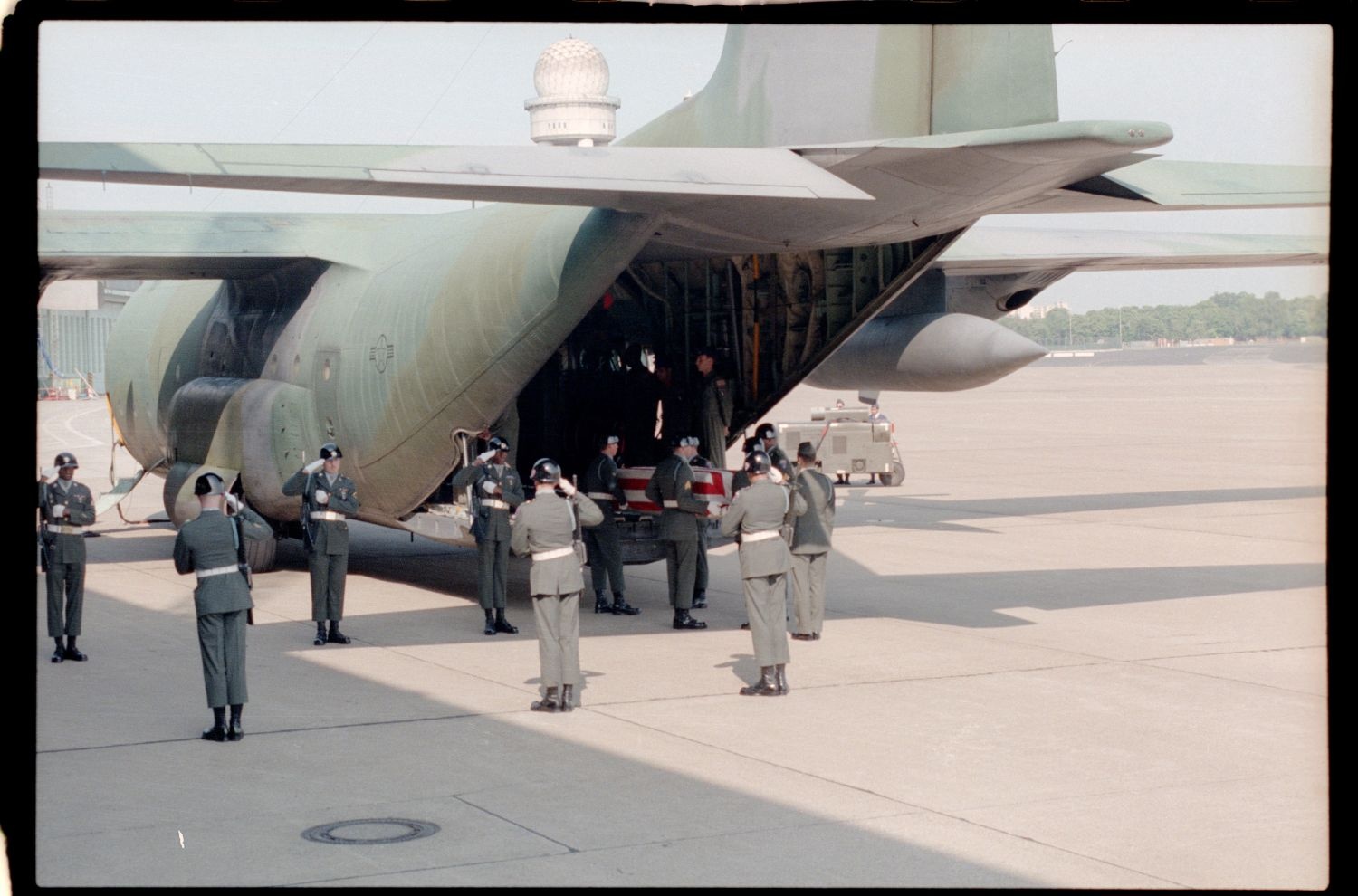 Fotografie: Offizieller Akt zur Überführung der sterblichen Überreste von Staff Sergeant James E. Goins auf dem Flughafen Berlin-Tempelhof