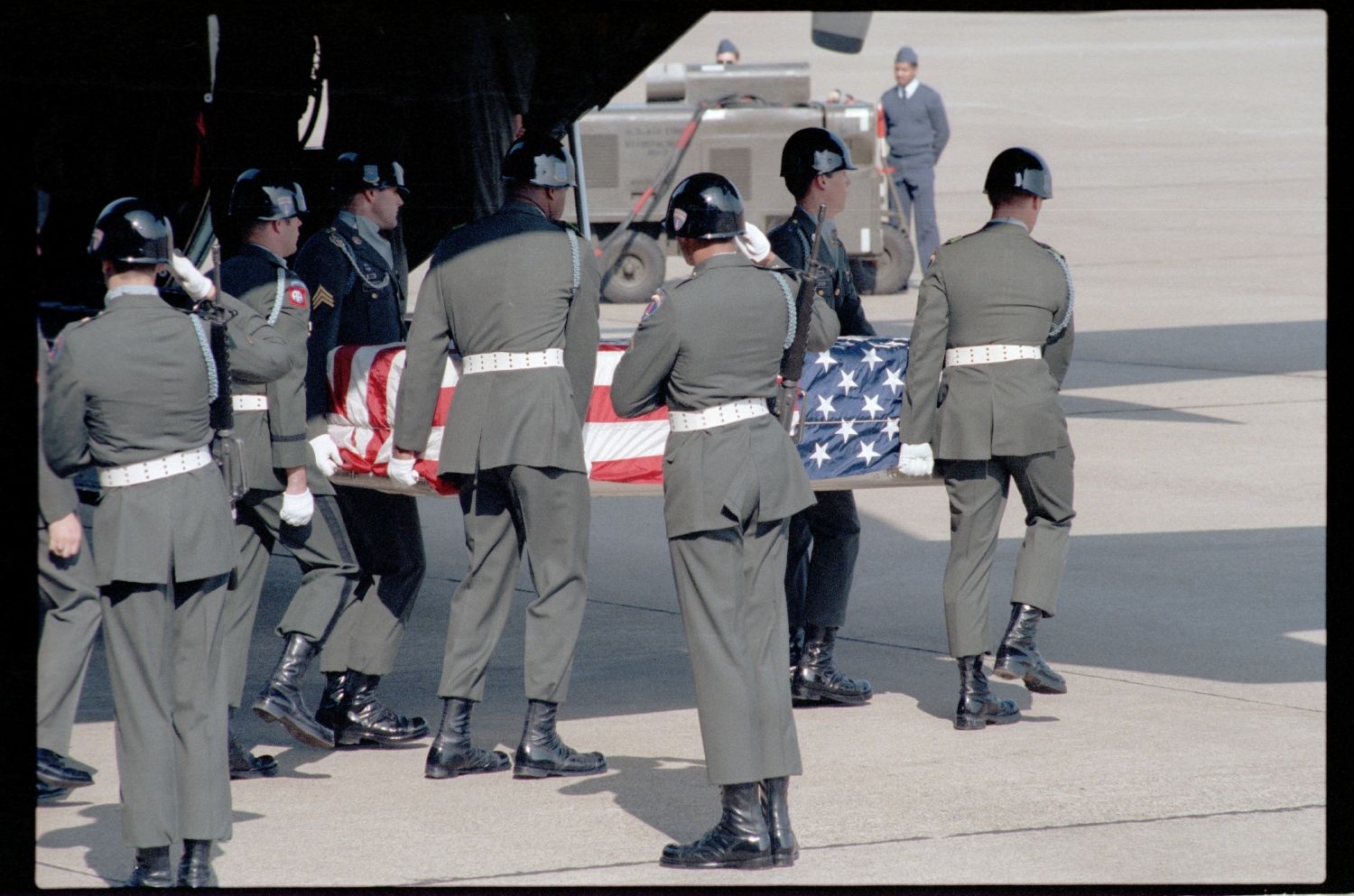 Fotografie: Offizieller Akt zur Überführung der sterblichen Überreste von Staff Sergeant James E. Goins auf dem Flughafen Berlin-Tempelhof