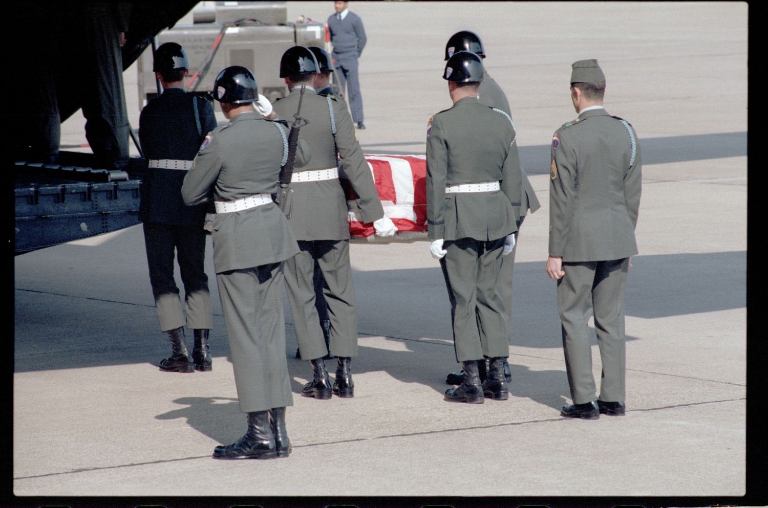 Fotografie: Offizieller Akt zur Überführung der sterblichen Überreste von Staff Sergeant James E. Goins auf dem Flughafen Berlin-Tempelhof