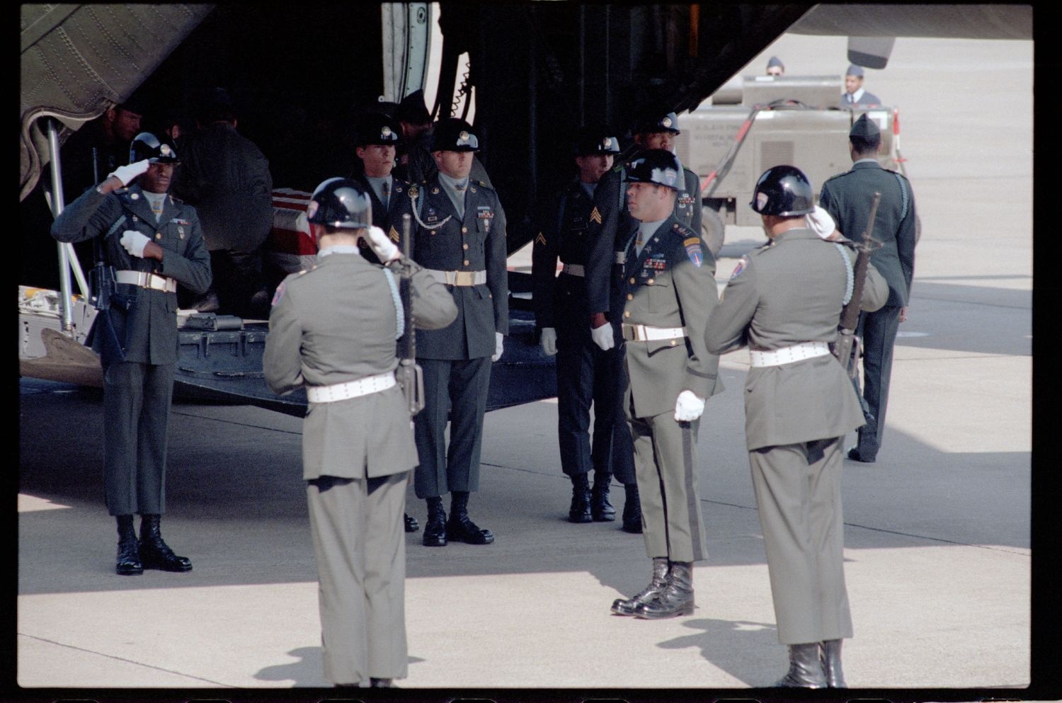 Fotografie: Offizieller Akt zur Überführung der sterblichen Überreste von Staff Sergeant James E. Goins auf dem Flughafen Berlin-Tempelhof