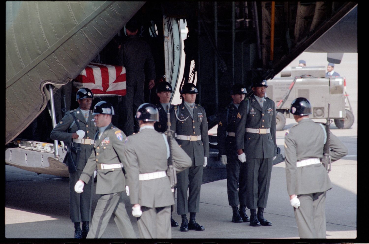 Fotografie: Offizieller Akt zur Überführung der sterblichen Überreste von Staff Sergeant James E. Goins auf dem Flughafen Berlin-Tempelhof