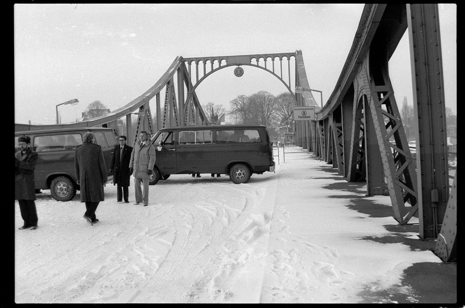 s/w-Fotografie: Agentenaustausch auf der Glienicker Brücke