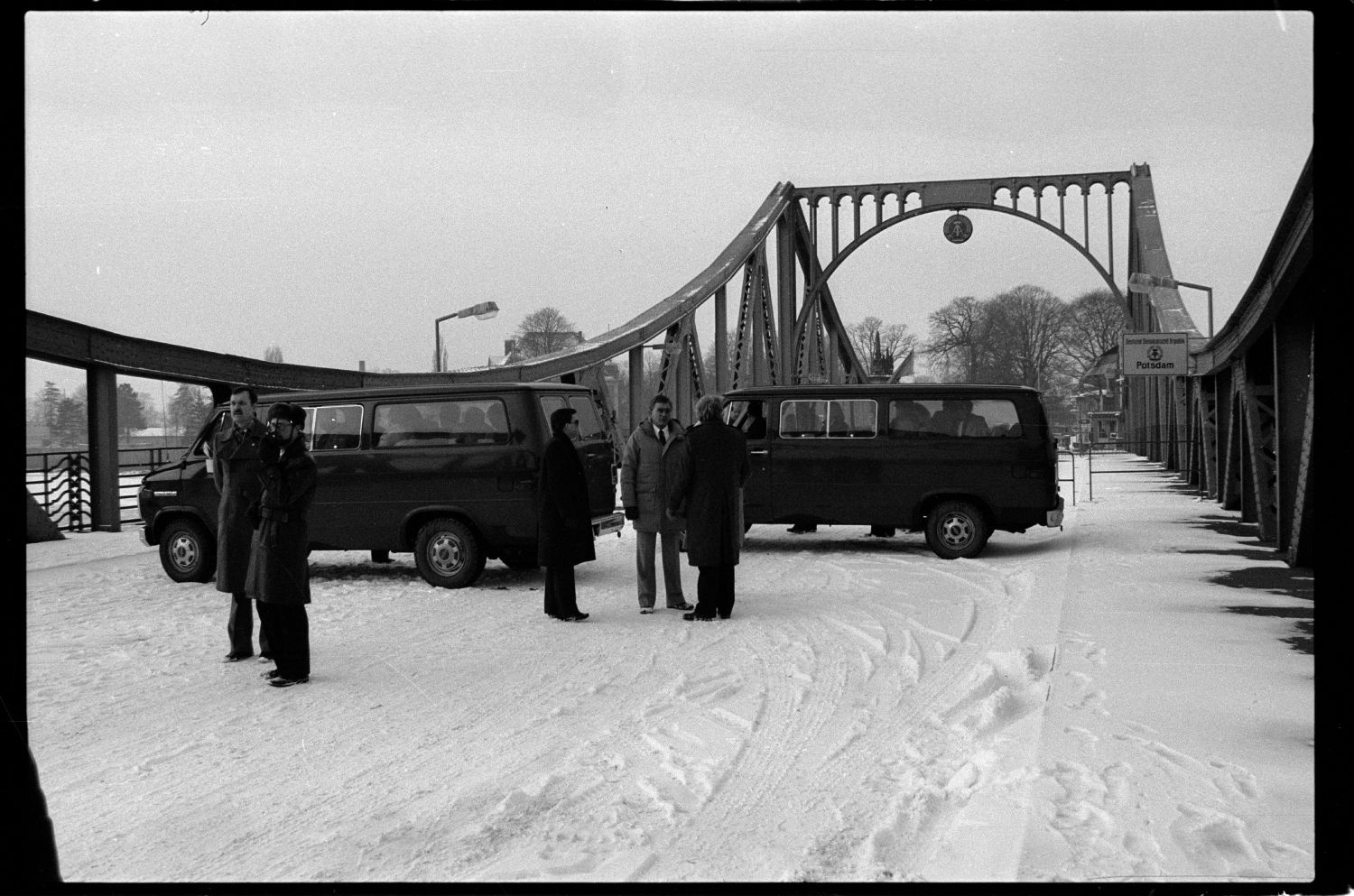 S/w-Fotografie: Agentenaustausch auf der Glienicker Brücke