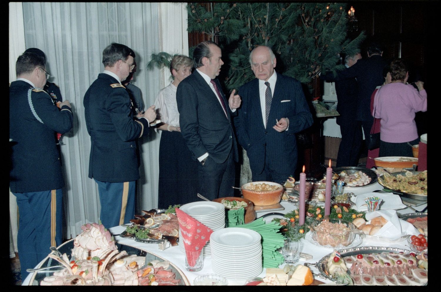 Fotografie: Weihnachtsempfang bei US-Stadtkommandant Major General John H. Mitchell in seiner Residenz in Berlin-Dahlem