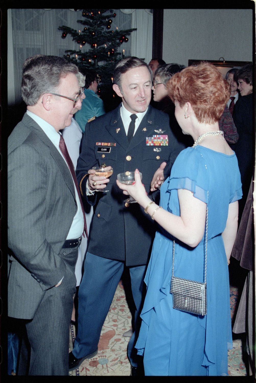 Fotografie: Weihnachtsempfang bei US-Stadtkommandant Major General John H. Mitchell in seiner Residenz in Berlin-Dahlem