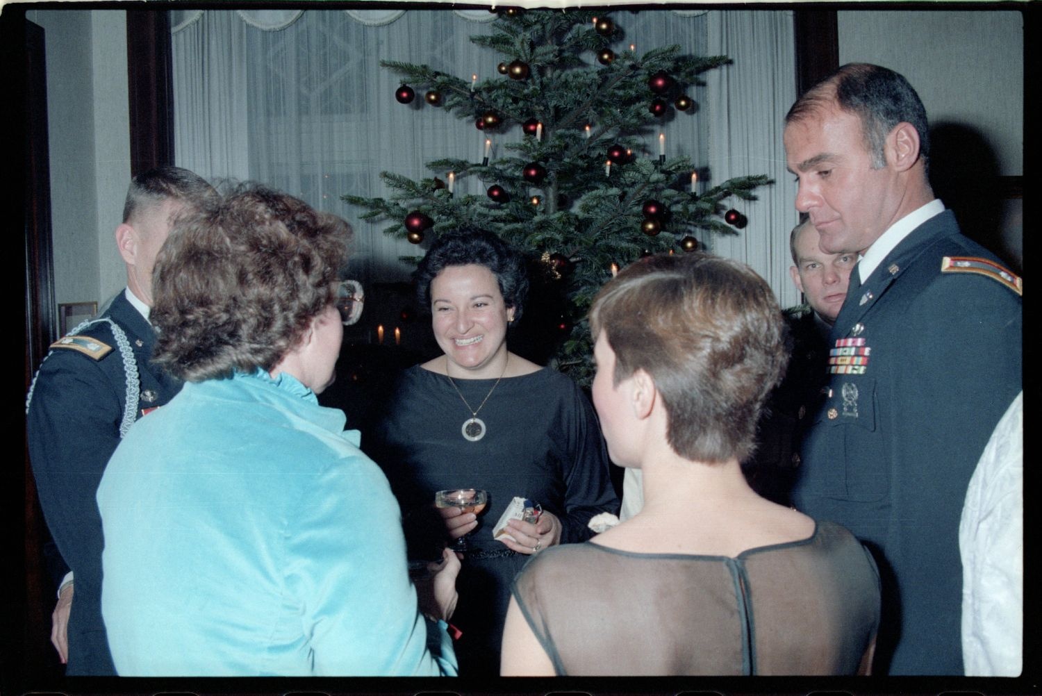 Fotografie: Weihnachtsempfang bei US-Stadtkommandant Major General John H. Mitchell in seiner Residenz in Berlin-Dahlem