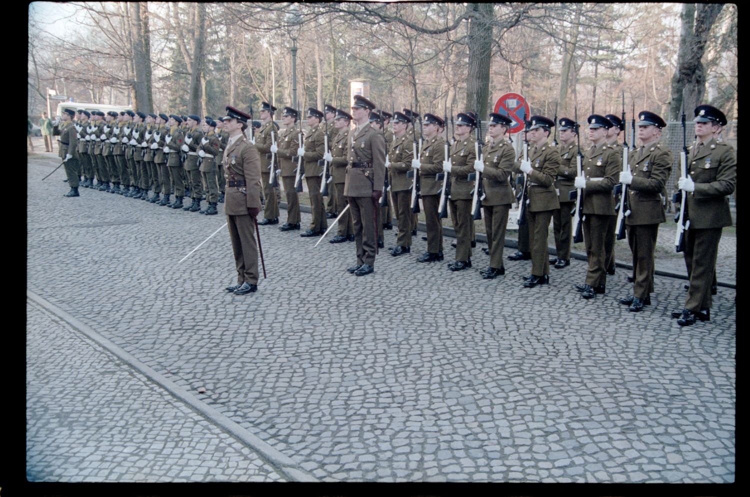 Fotografie: Verabschiedung von Major General Bernard Gordon Lennox, britischer Stadtkommandant, in der Alliierten Kommandantur in Berlin-Dahlem