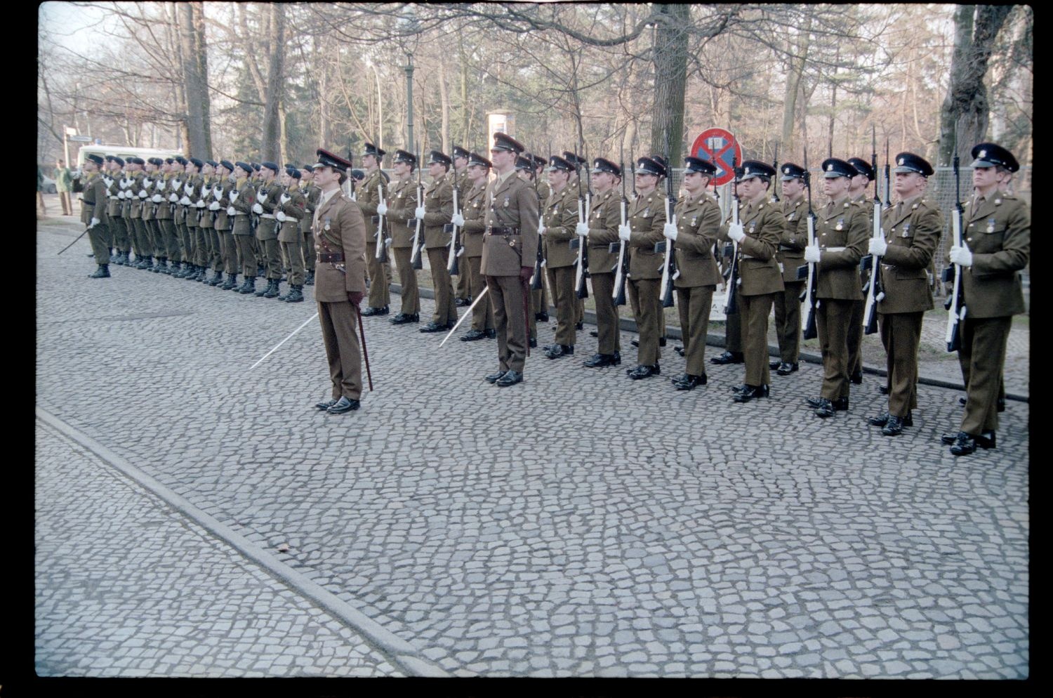 Fotografie: Verabschiedung von Major General Bernard Gordon Lennox, britischer Stadtkommandant, in der Alliierten Kommandantur in Berlin-Dahlem