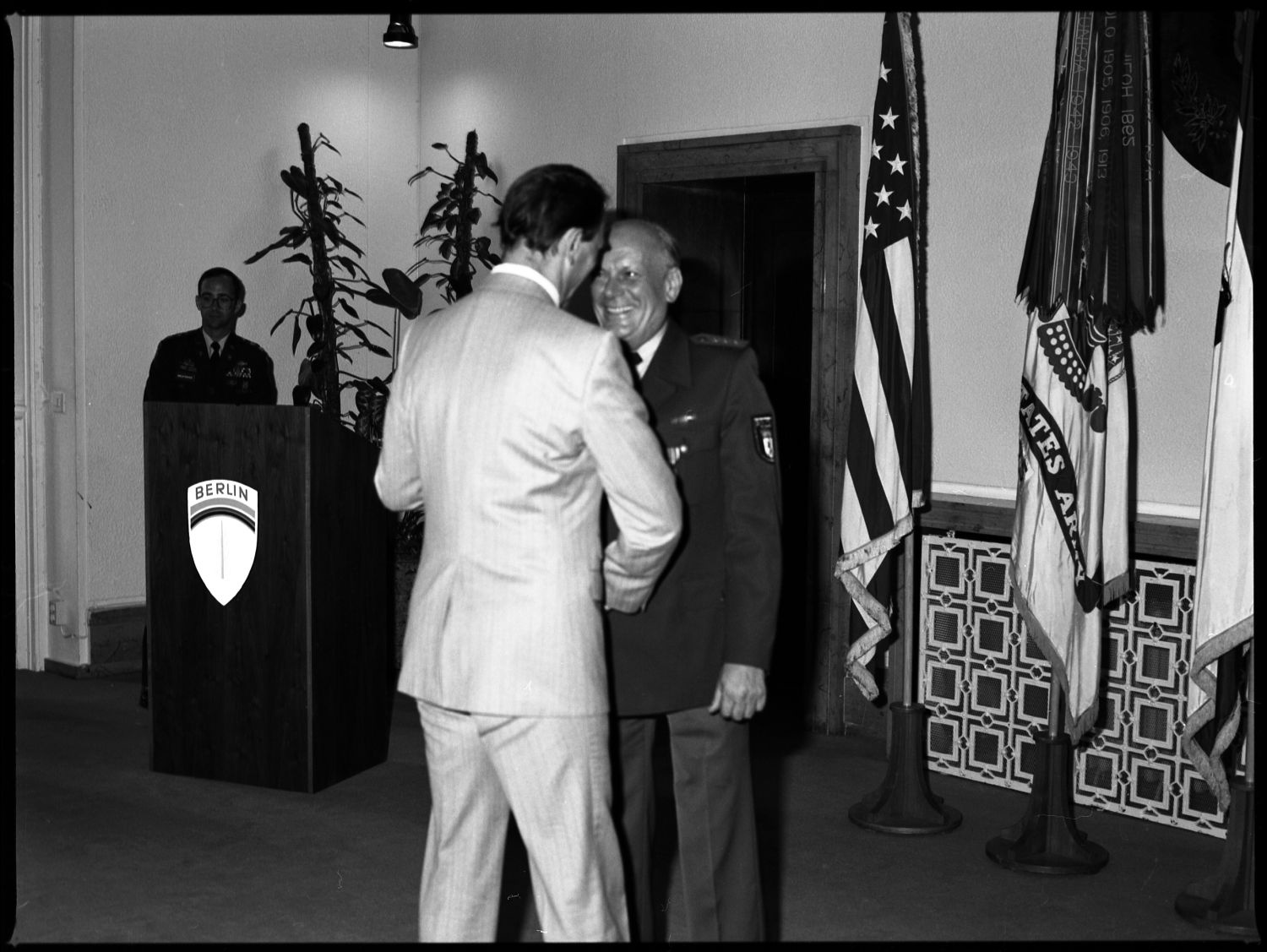 s/w-Fotografie: Auszeichnung eines Berliner Polizeibeamten durch US-Stadtkommandant Major General John H. Mitchell in den Lucius D. Clay Headquarters in Berlin-