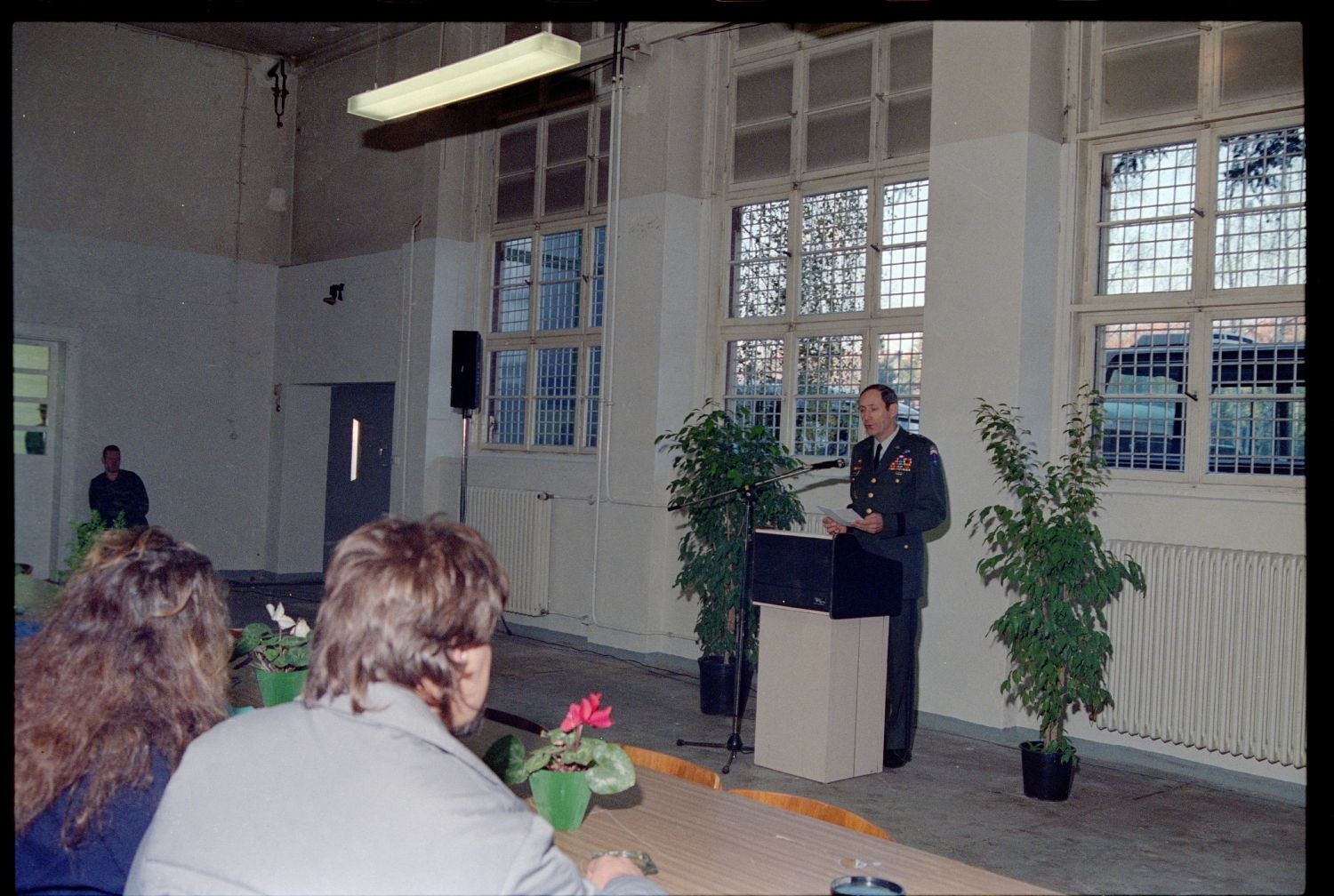 Fotografie: US-Stadtkommandant Raymond E. Haddock eröffnet eine Flüchtlingsunterkunft in den Roosevelt Barracks in Berlin-Lichterfelde