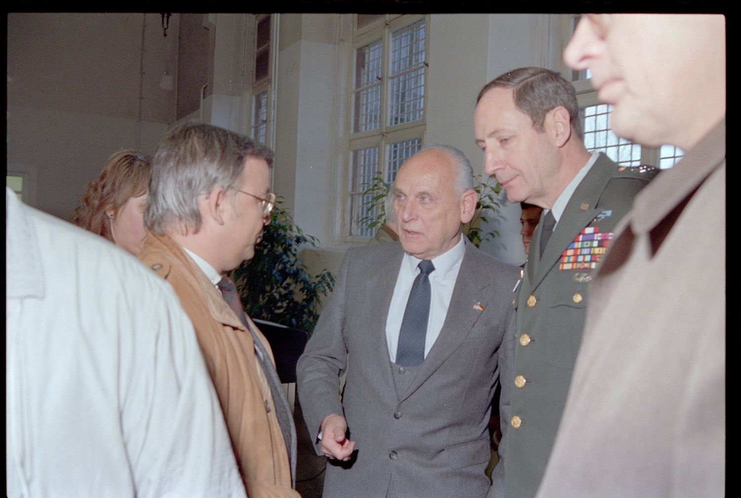 Fotografie: US-Stadtkommandant Raymond E. Haddock eröffnet eine Flüchtlingsunterkunft in den Roosevelt Barracks in Berlin-Lichterfelde