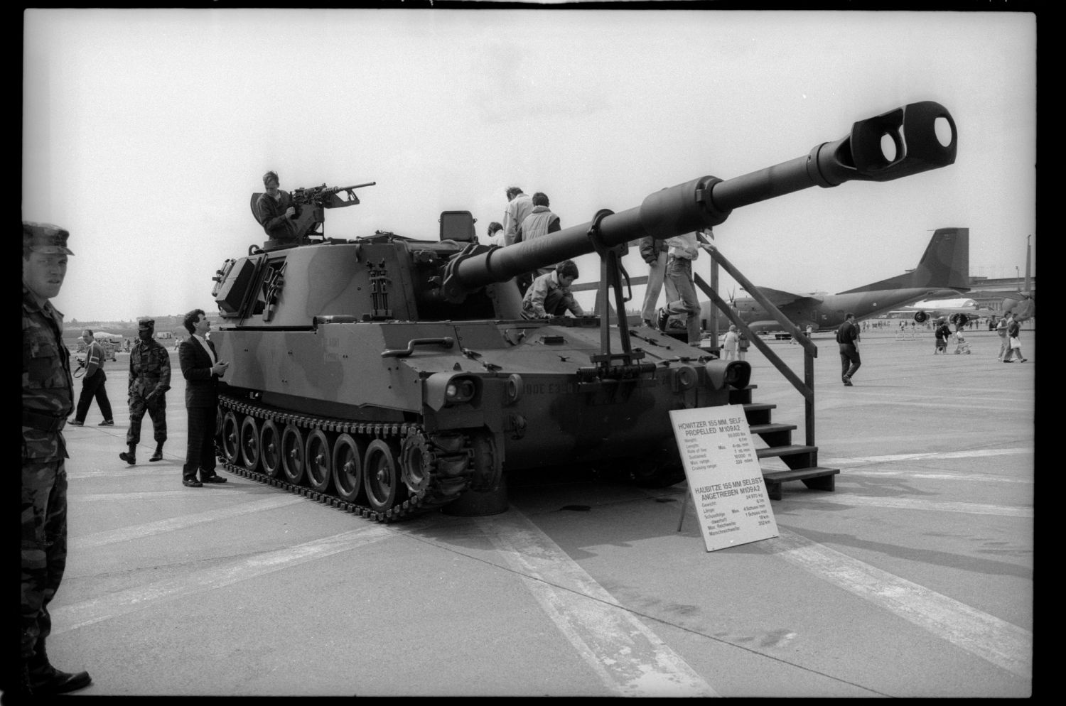 S/w-Fotografie: Tag der offenen Tür auf der Tempelhof Air Base in Berlin-Tempelhof