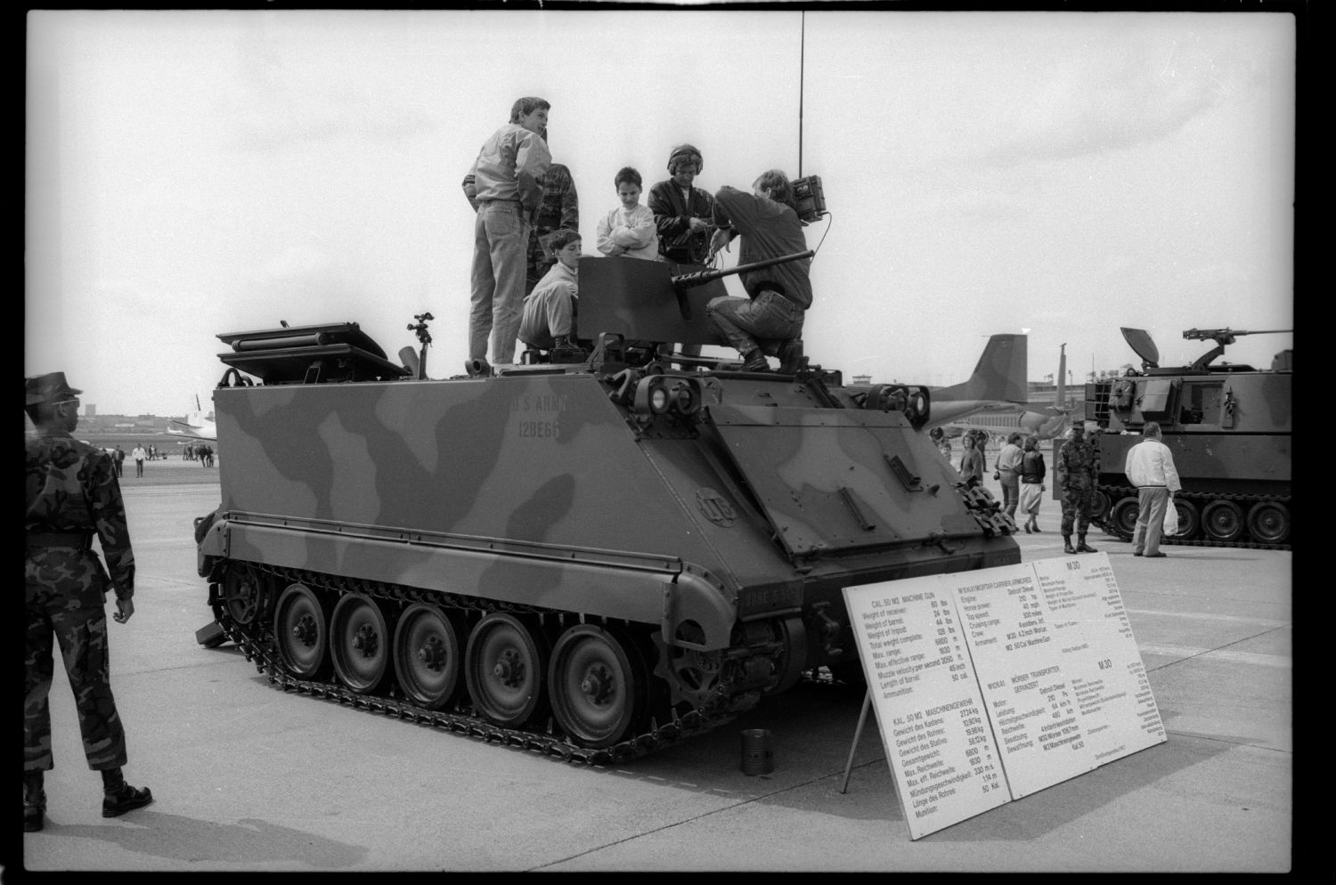 s/w-Fotografie: Tag der offenen Tür auf der Tempelhof Air Base in Berlin-Tempelhof