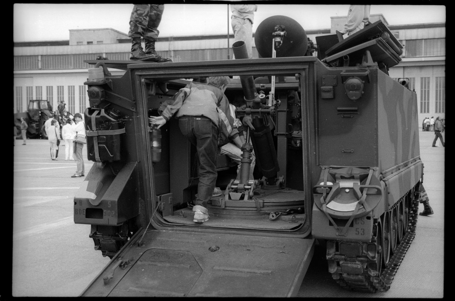 S/w-Fotografie: Tag der offenen Tür auf der Tempelhof Air Base in Berlin-Tempelhof