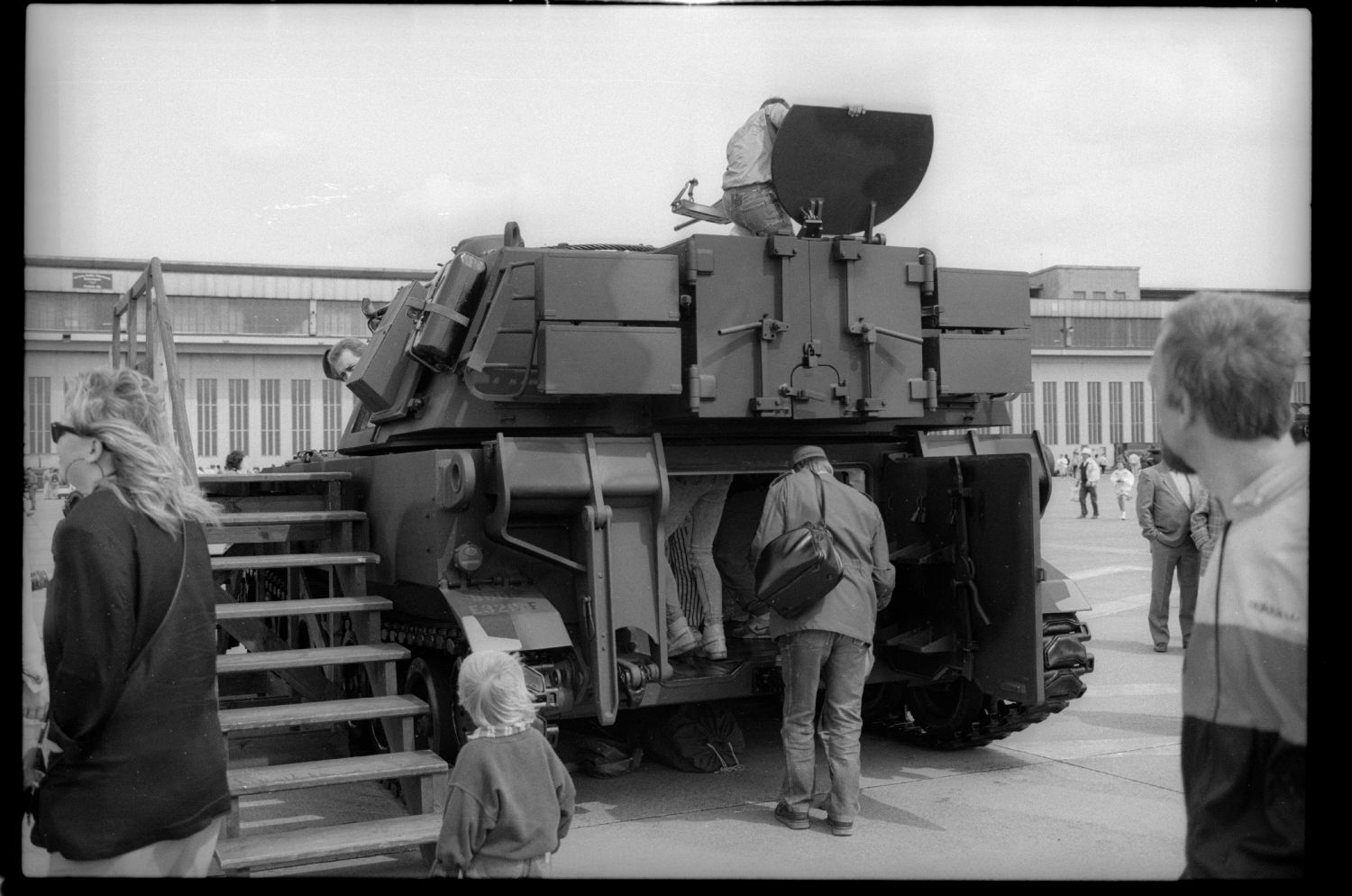 S/w-Fotografie: Tag der offenen Tür auf der Tempelhof Air Base in Berlin-Tempelhof