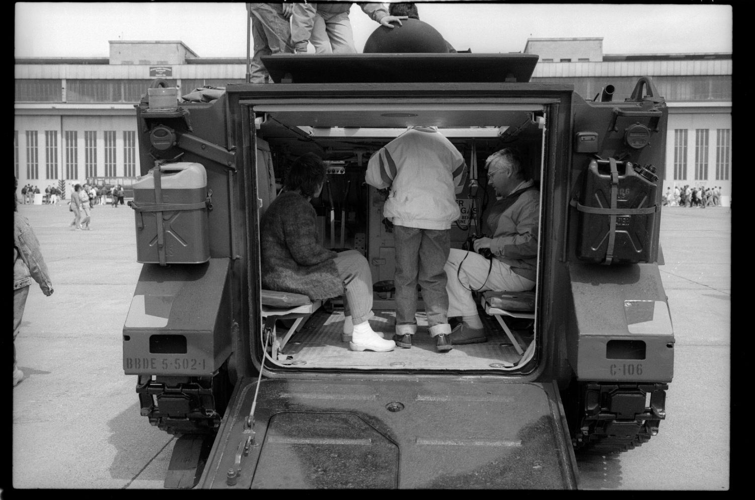 S/w-Fotografie: Tag der offenen Tür auf der Tempelhof Air Base in Berlin-Tempelhof