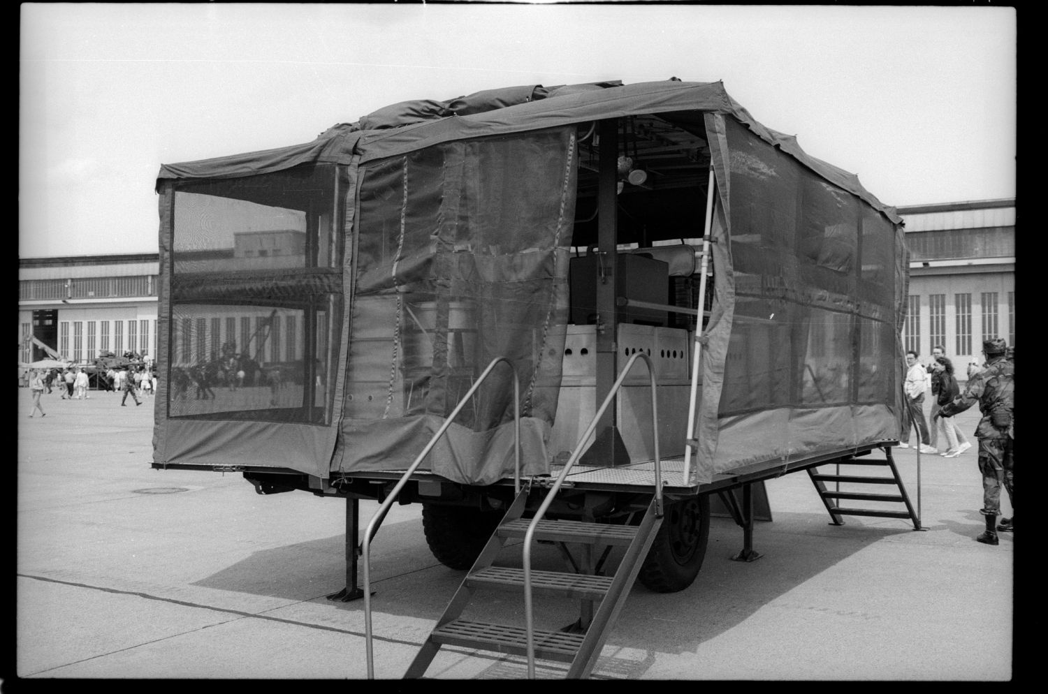 S/w-Fotografie: Tag der offenen Tür auf der Tempelhof Air Base in Berlin-Tempelhof