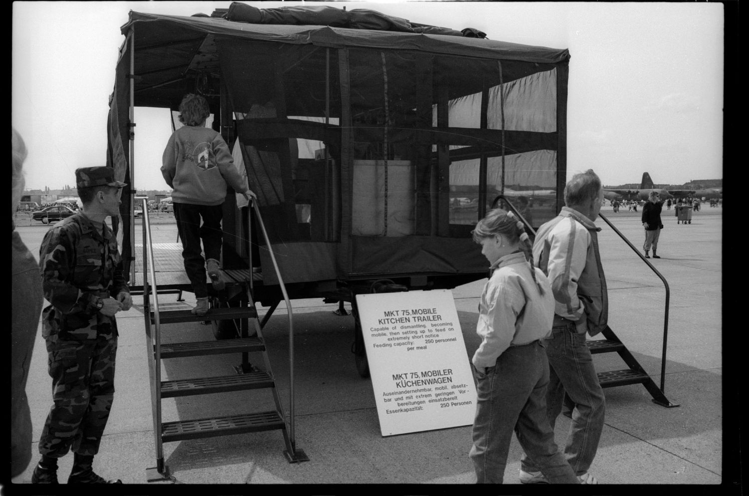 s/w-Fotografie: Tag der offenen Tür auf der Tempelhof Air Base in Berlin-Tempelhof