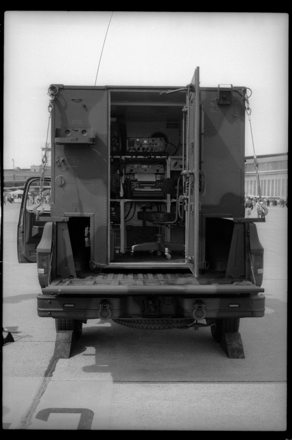 S/w-Fotografie: Tag der offenen Tür auf der Tempelhof Air Base in Berlin-Tempelhof