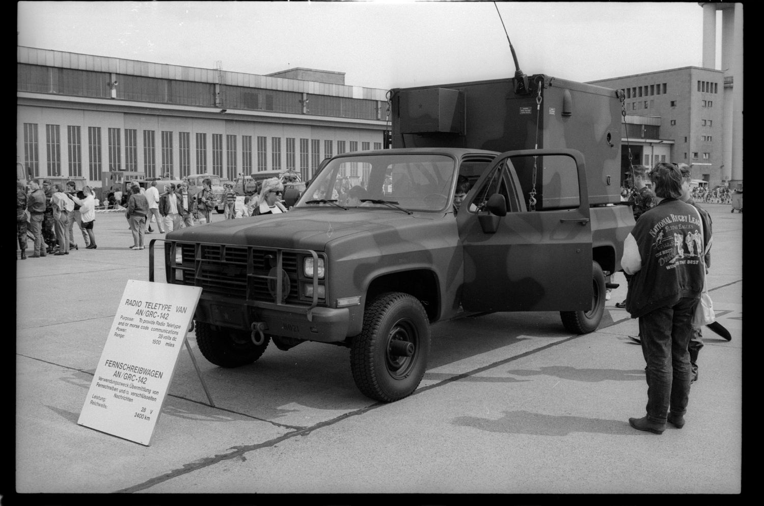 s/w-Fotografie: Tag der offenen Tür auf der Tempelhof Air Base in Berlin-Tempelhof