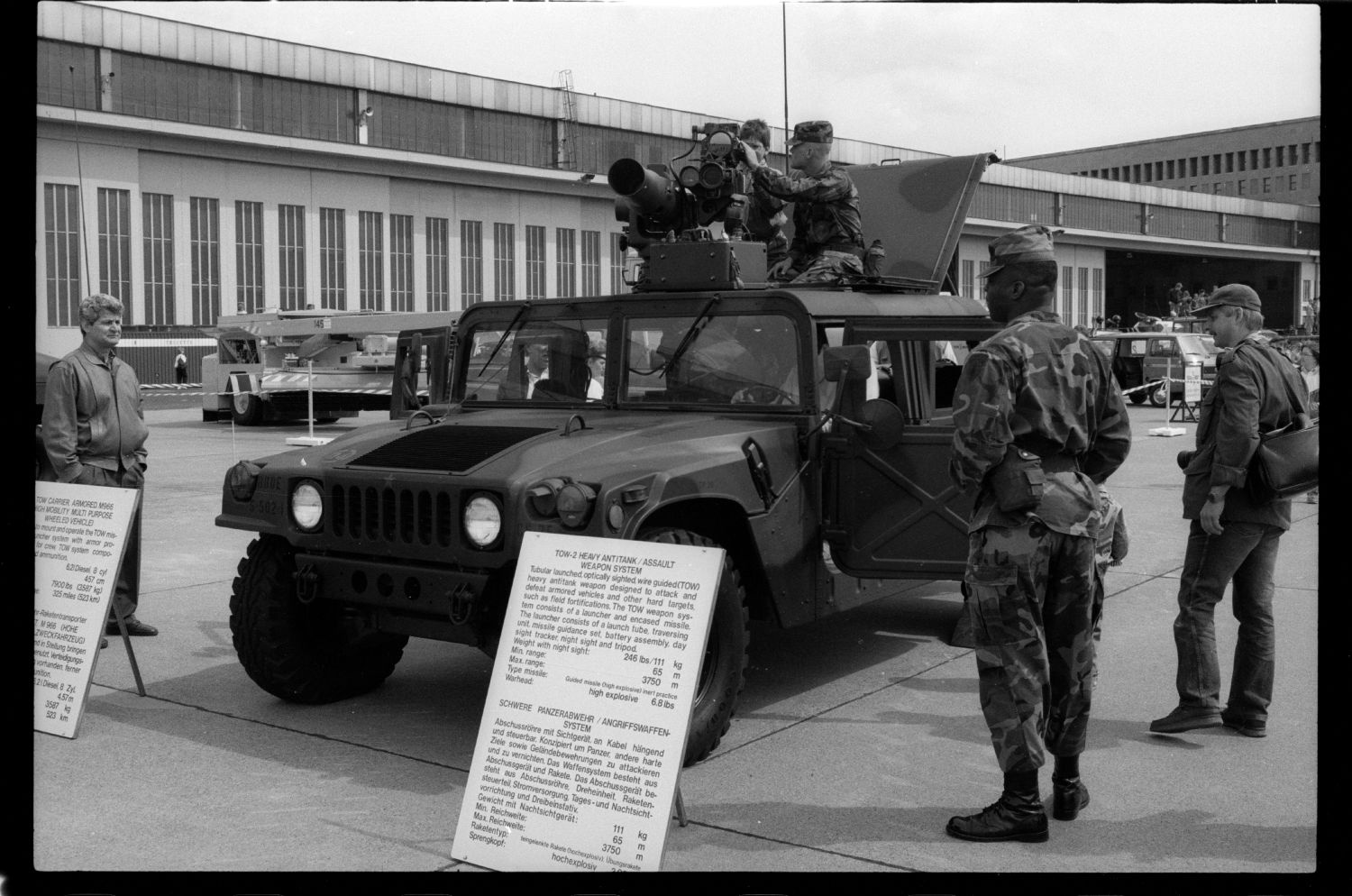 s/w-Fotografie: Tag der offenen Tür auf der Tempelhof Air Base in Berlin-Tempelhof