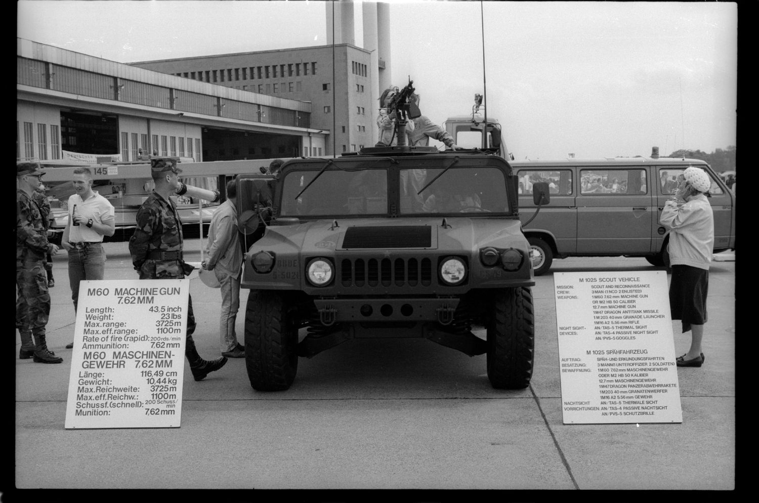 S/w-Fotografie: Tag der offenen Tür auf der Tempelhof Air Base in Berlin-Tempelhof