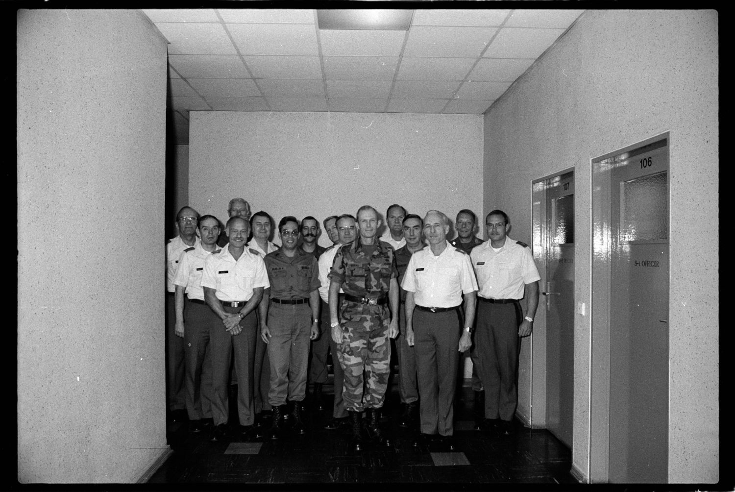 s/w-Fotografie: Besuch von Brigadier General Jack D. Woodall beim 6941st Guard Battalion in Berlin-Lichterfelde