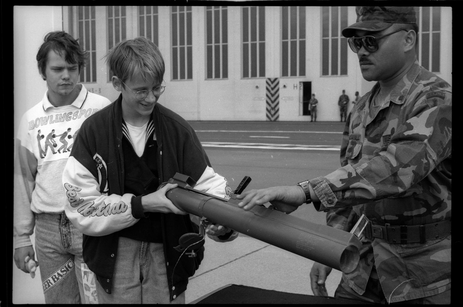 S/w-Fotografie: Tag der offenen Tür auf der Tempelhof Air Base in Berlin-Tempelhof