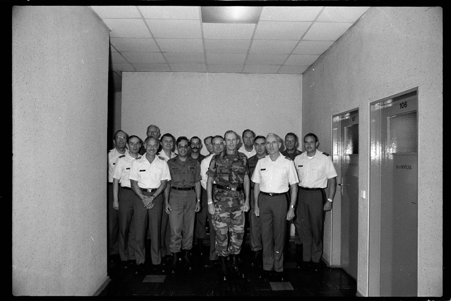 S/w-Fotografie: Besuch von Brigadier General Jack D. Woodall beim 6941st Guard Battalion in Berlin-Lichterfelde