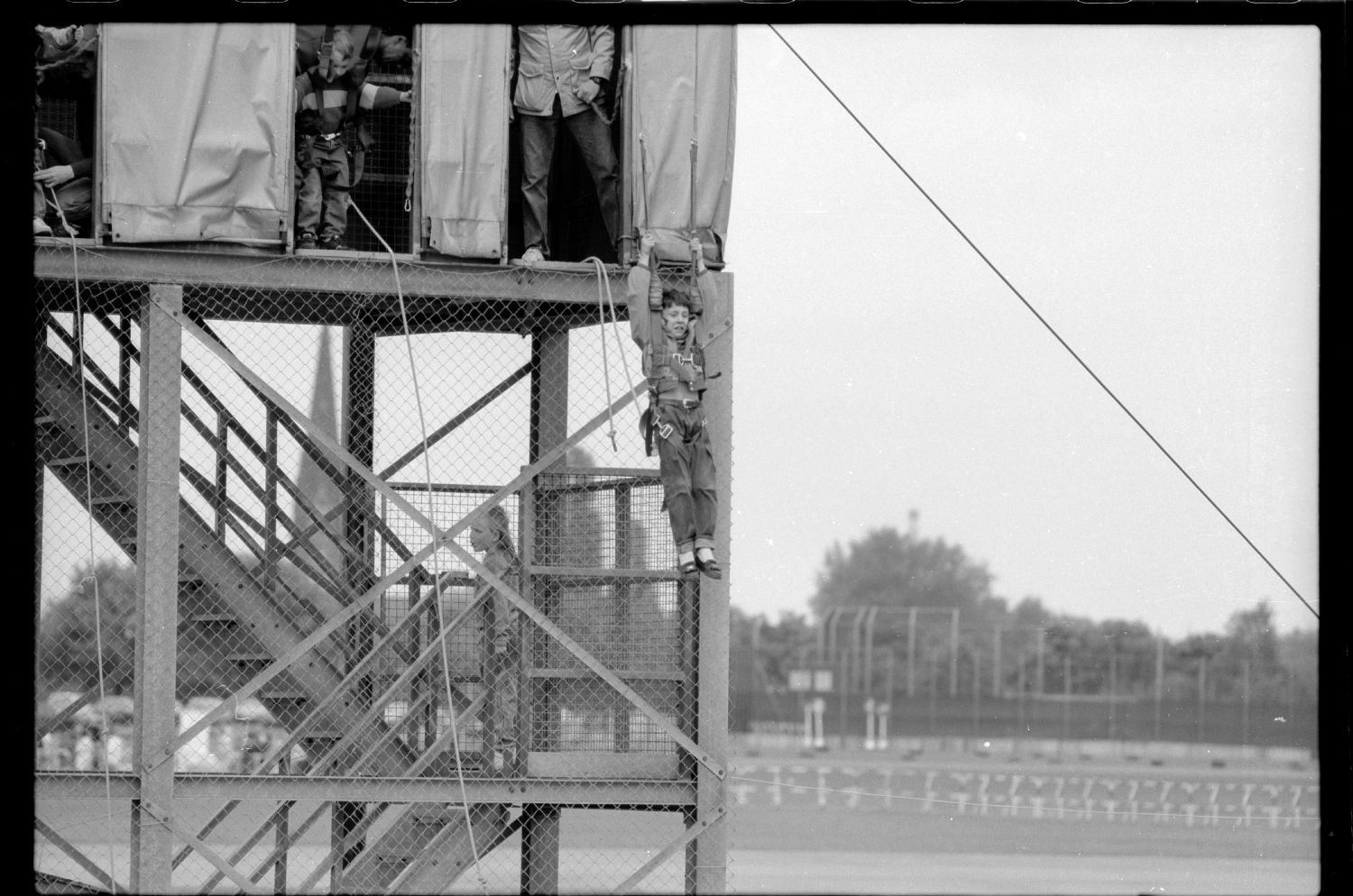 S/w-Fotografie: Tag der offenen Tür auf der Tempelhof Air Base in Berlin-Tempelhof