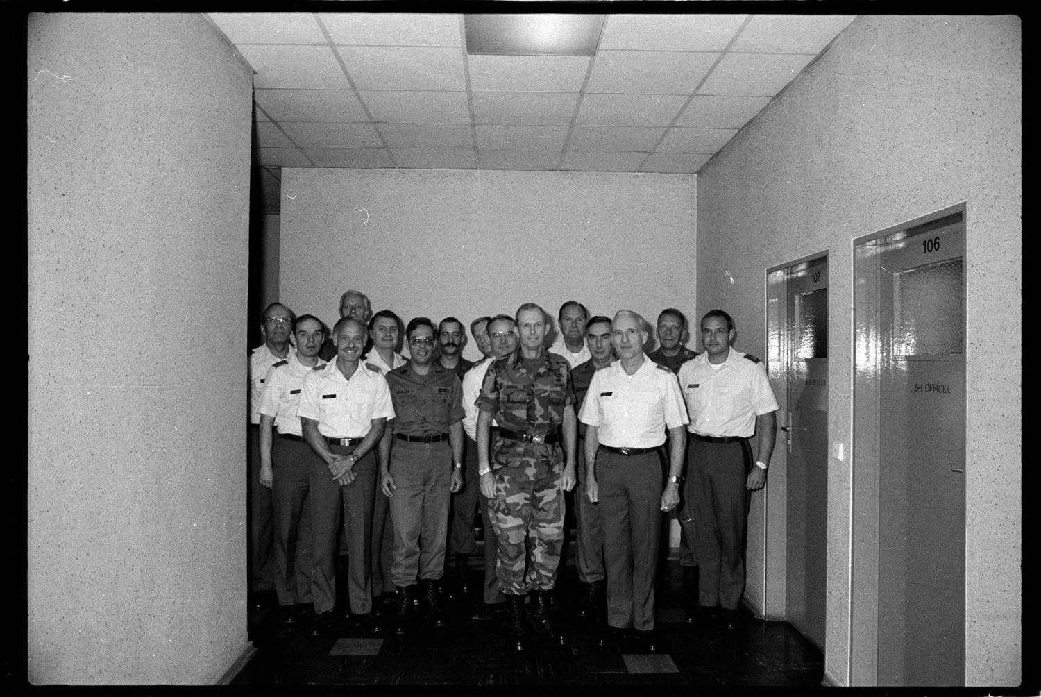 s/w-Fotografie: Besuch von Brigadier General Jack D. Woodall beim 6941st Guard Battalion in Berlin-Lichterfelde