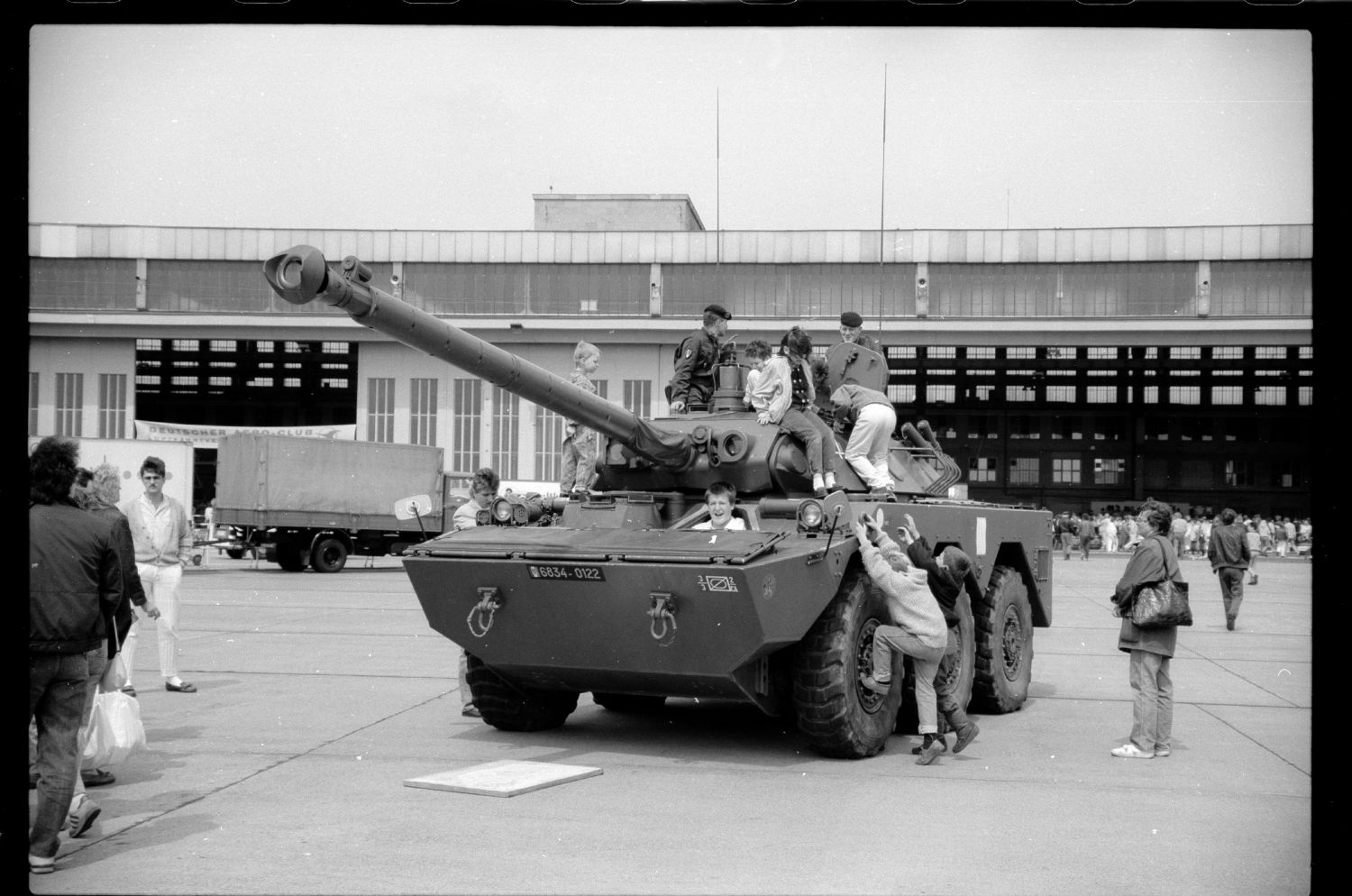 S/w-Fotografie: Tag der offenen Tür auf der Tempelhof Air Base in Berlin-Tempelhof