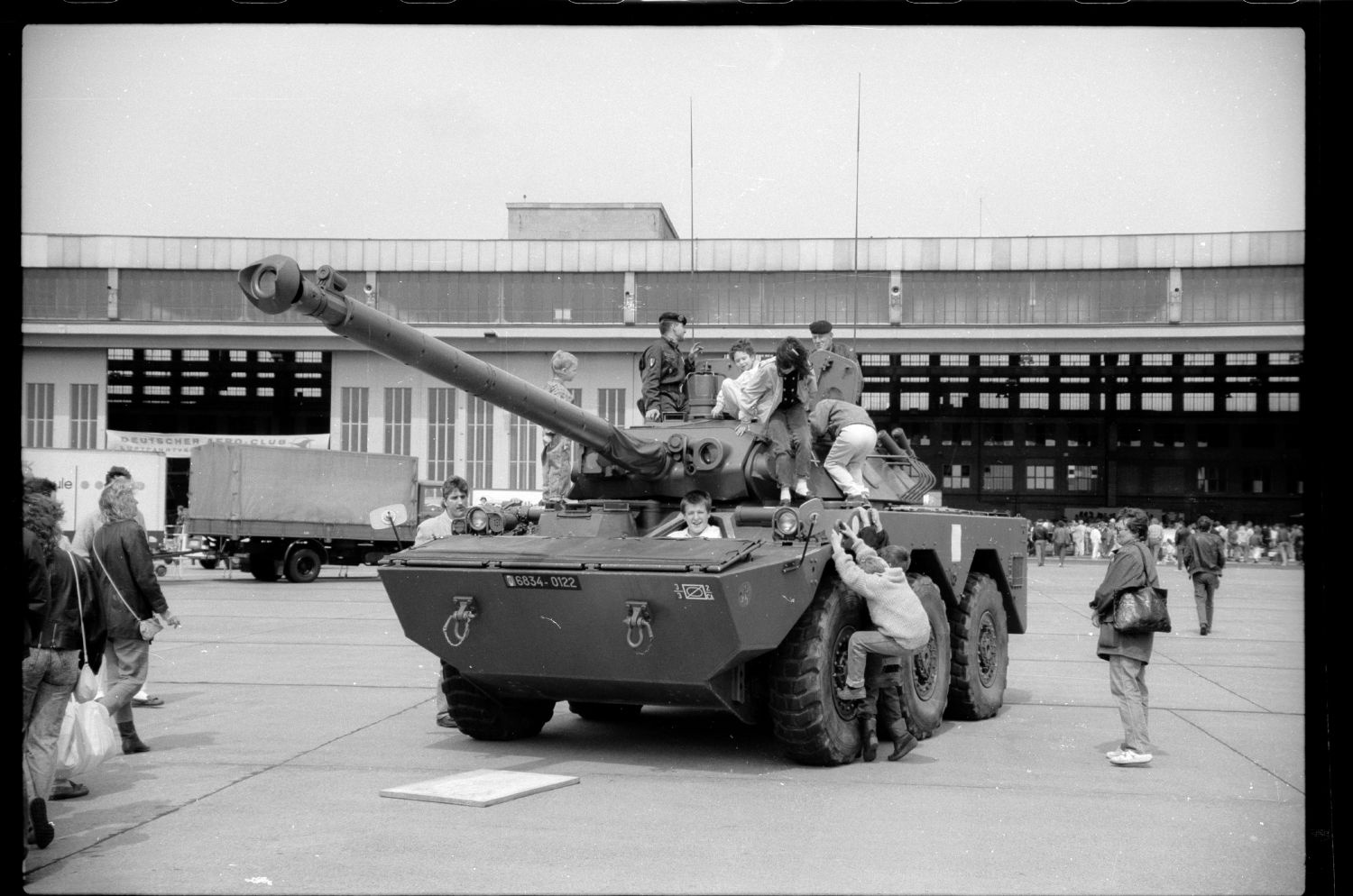 S/w-Fotografie: Tag der offenen Tür auf der Tempelhof Air Base in Berlin-Tempelhof