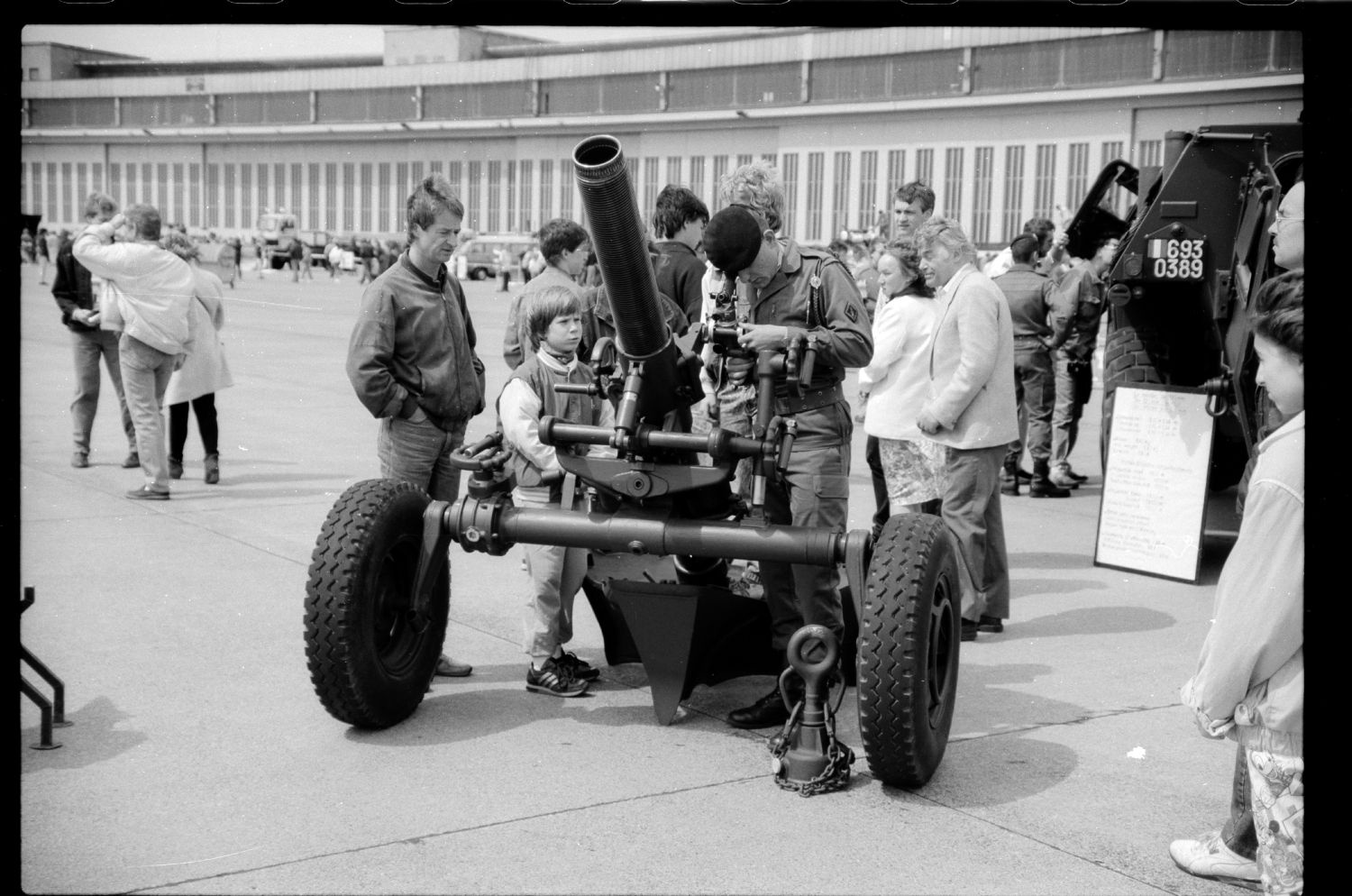 s/w-Fotografie: Tag der offenen Tür auf der Tempelhof Air Base in Berlin-Tempelhof