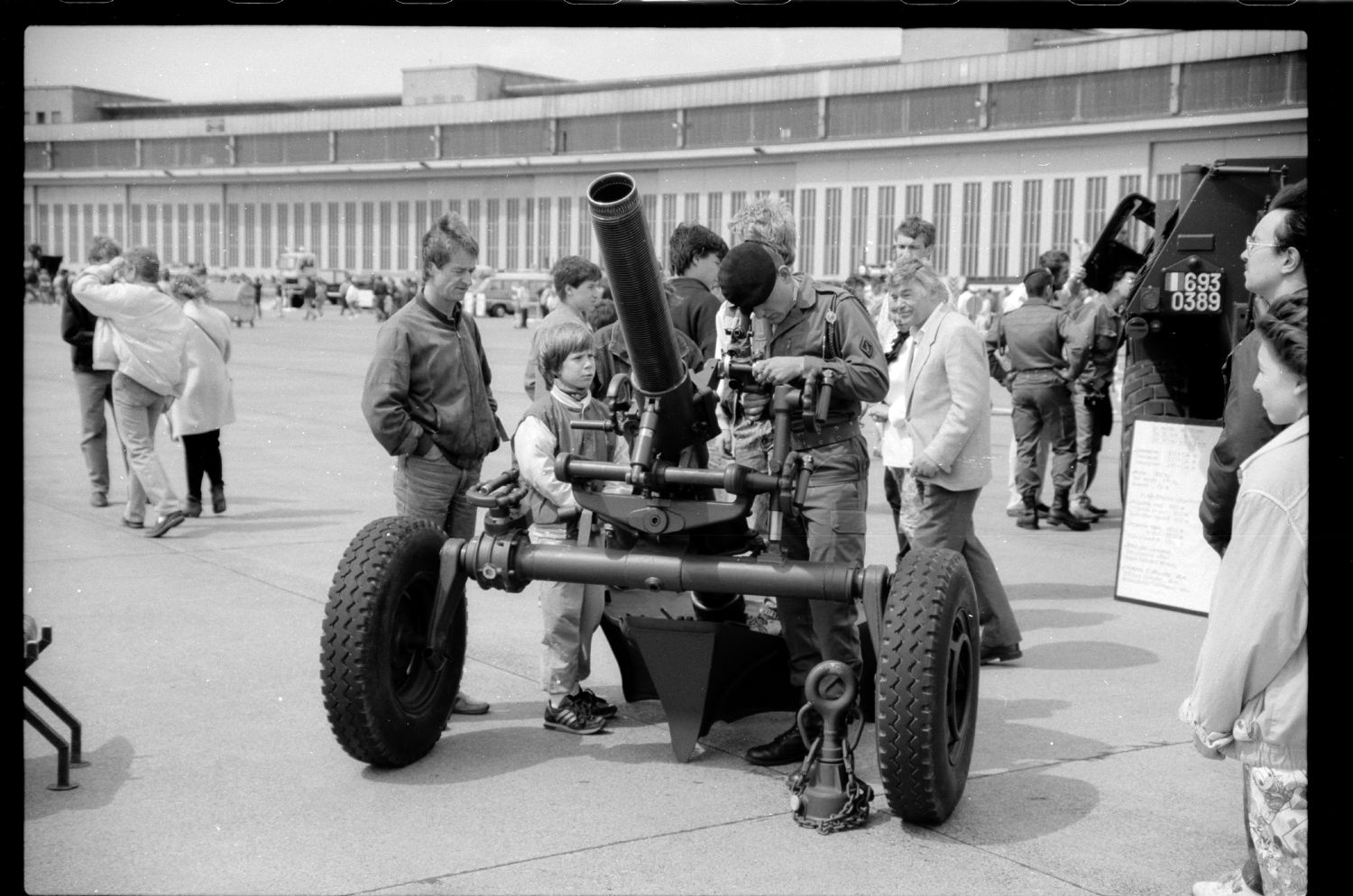 s/w-Fotografie: Tag der offenen Tür auf der Tempelhof Air Base in Berlin-Tempelhof