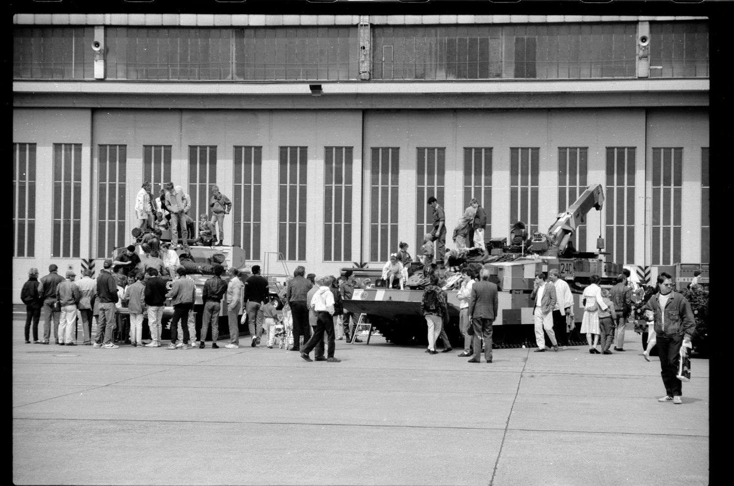 S/w-Fotografie: Tag der offenen Tür auf der Tempelhof Air Base in Berlin-Tempelhof