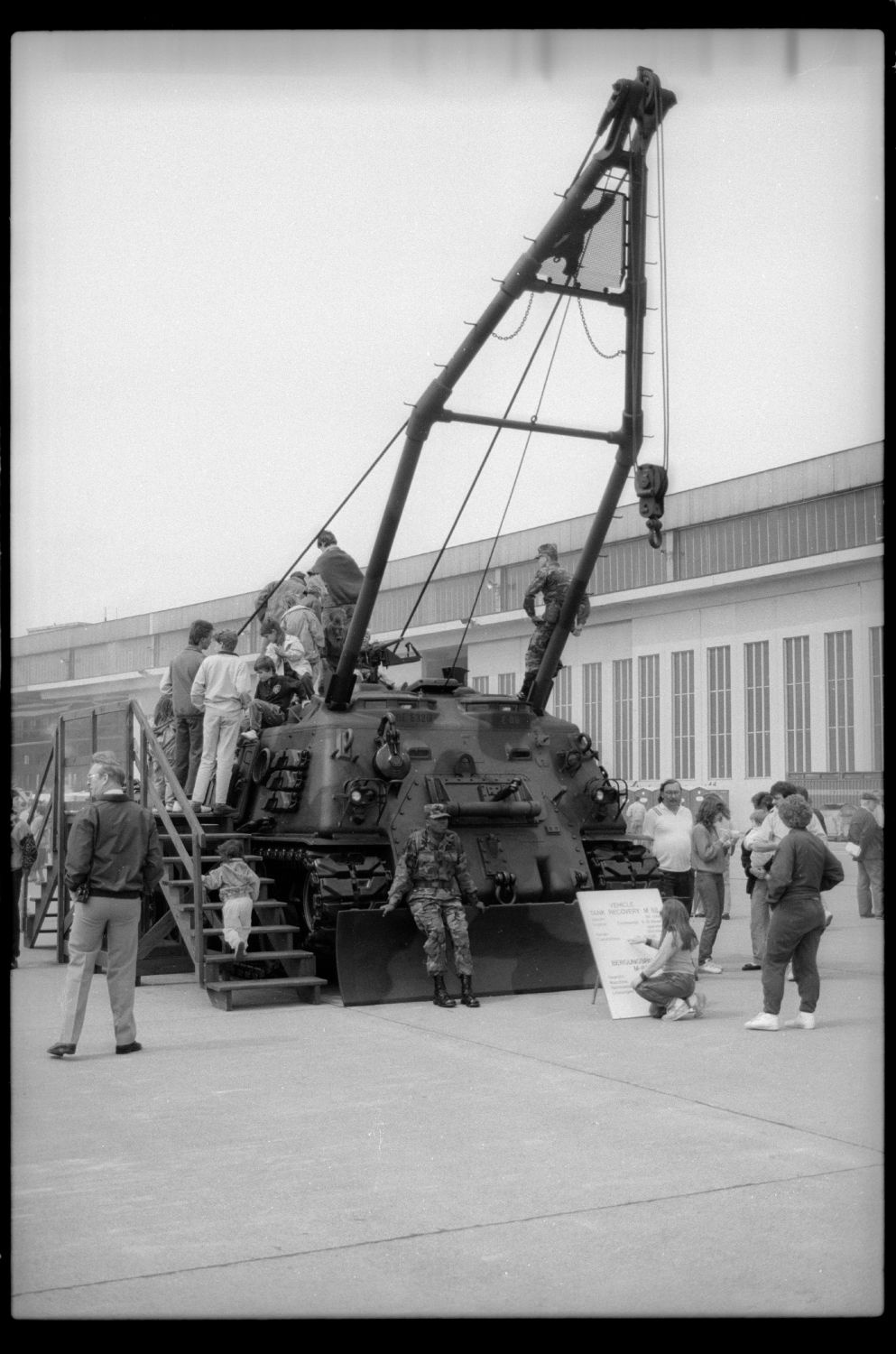 s/w-Fotografie: Tag der offenen Tür auf der Tempelhof Air Base in Berlin-Tempelhof