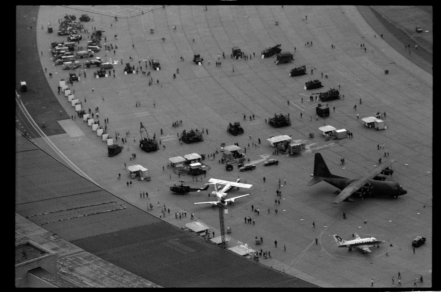 S/w-Fotografie: Tag der offenen Tür auf der Tempelhof Air Base in Berlin-Tempelhof