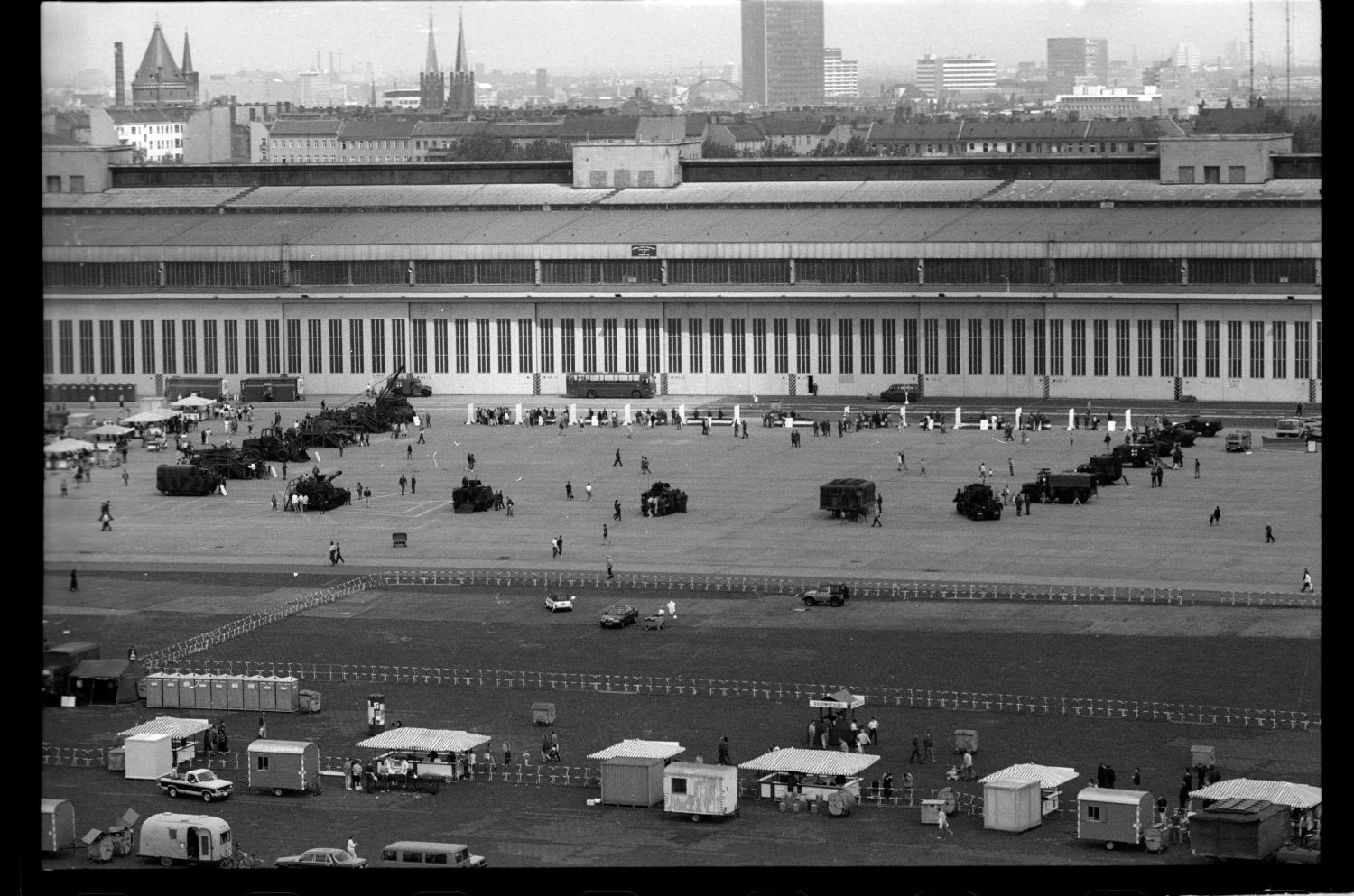 s/w-Fotografie: Tag der offenen Tür auf der Tempelhof Air Base in Berlin-Tempelhof