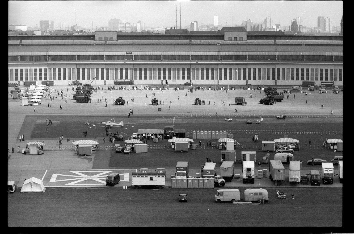 s/w-Fotografie: Tag der offenen Tür auf der Tempelhof Air Base in Berlin-Tempelhof